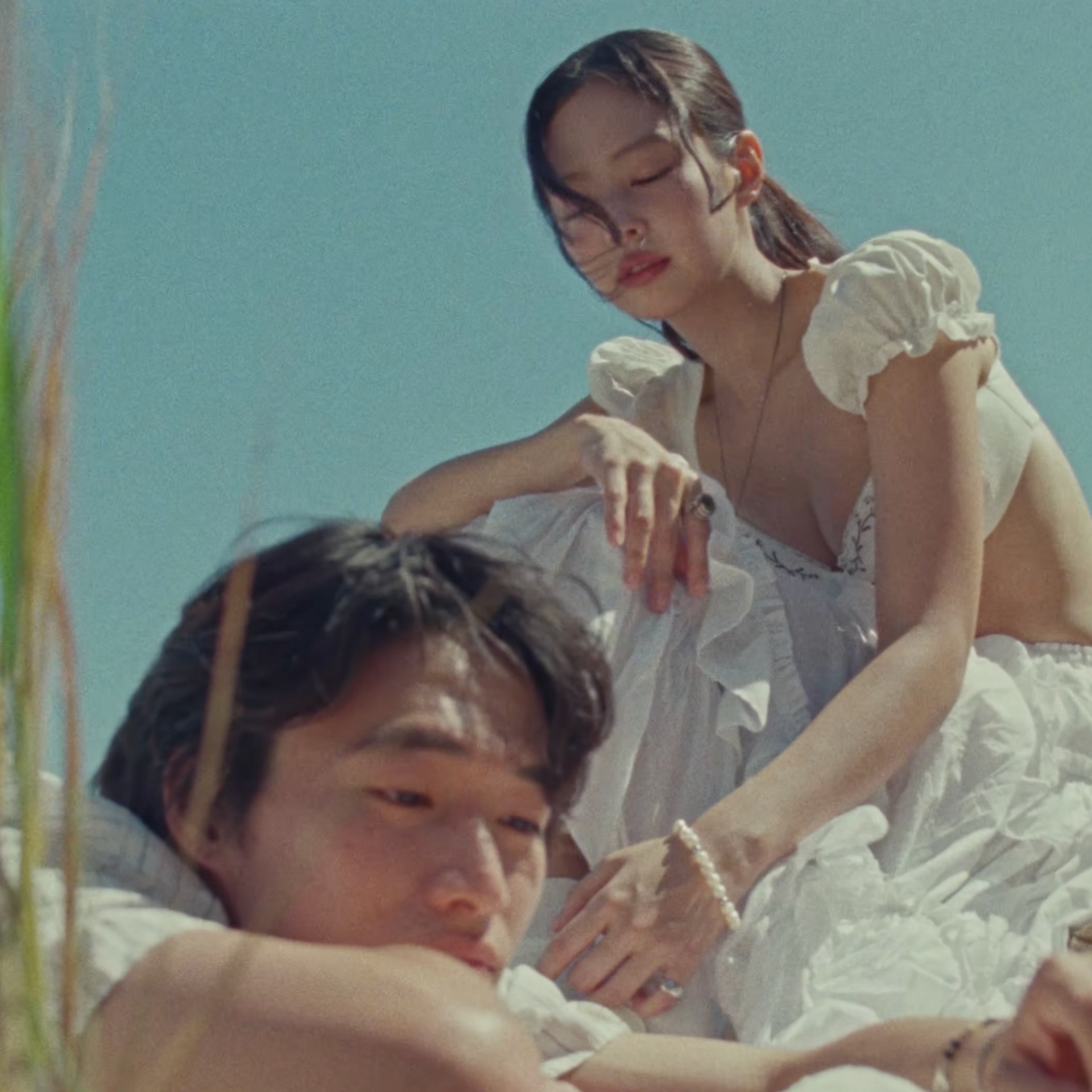 Hinh anh Bản phối mùa hè mộng mơ của Jennie trong bản tình ca Less than a Lover 10