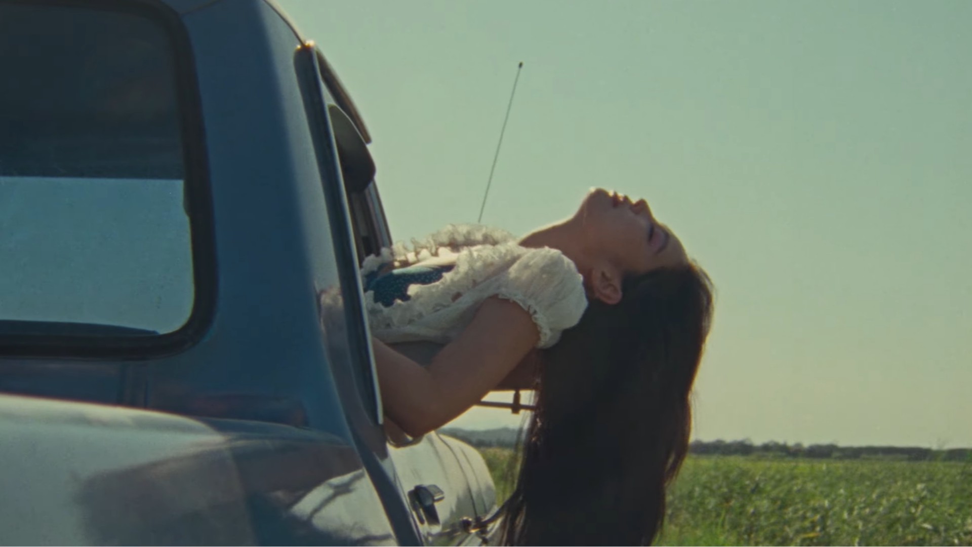 Hinh anh Bản phối mùa hè mộng mơ của Jennie trong bản tình ca Less than a Lover 13
