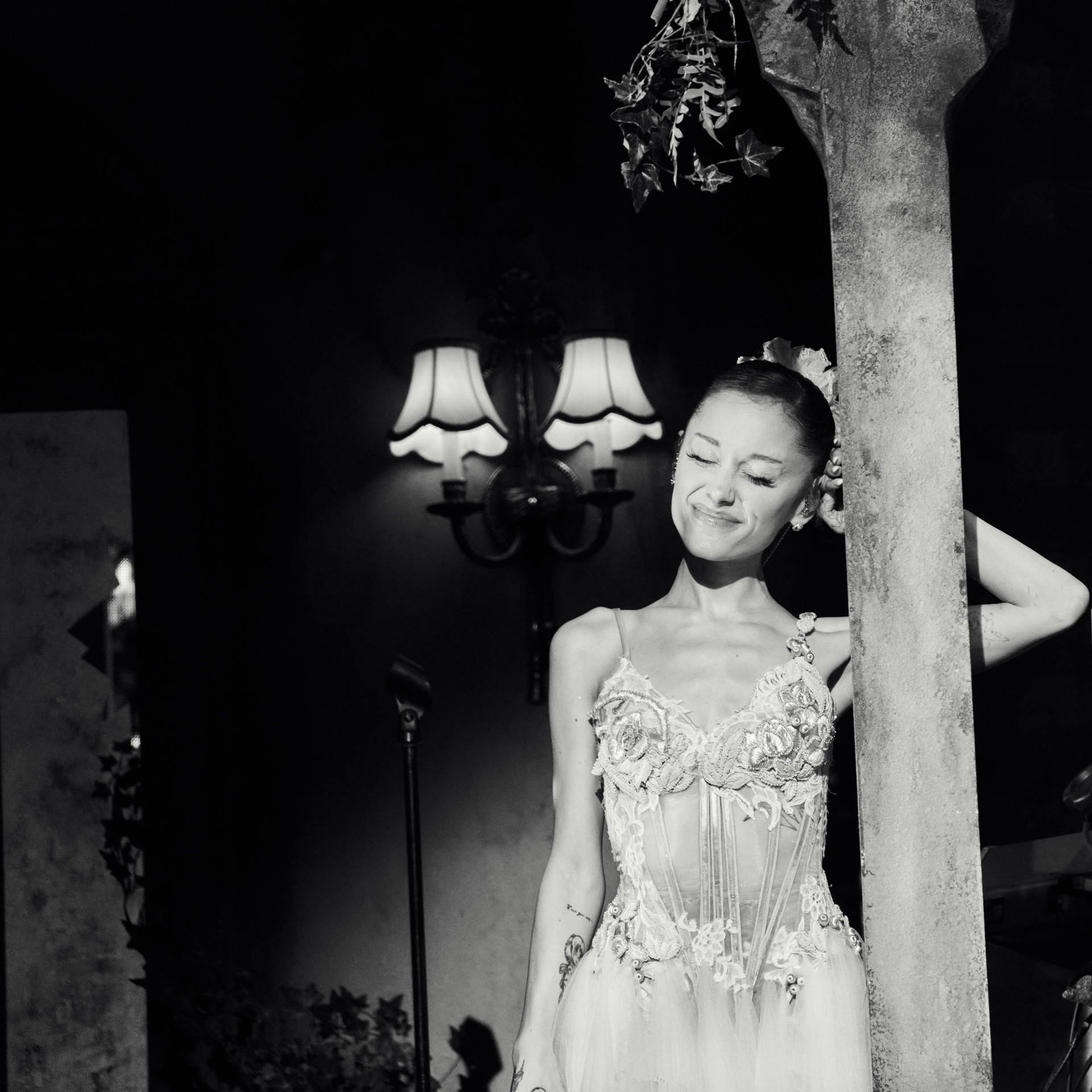 Hinh anh Ariana Grande và sức nặng của ánh nhìn 4