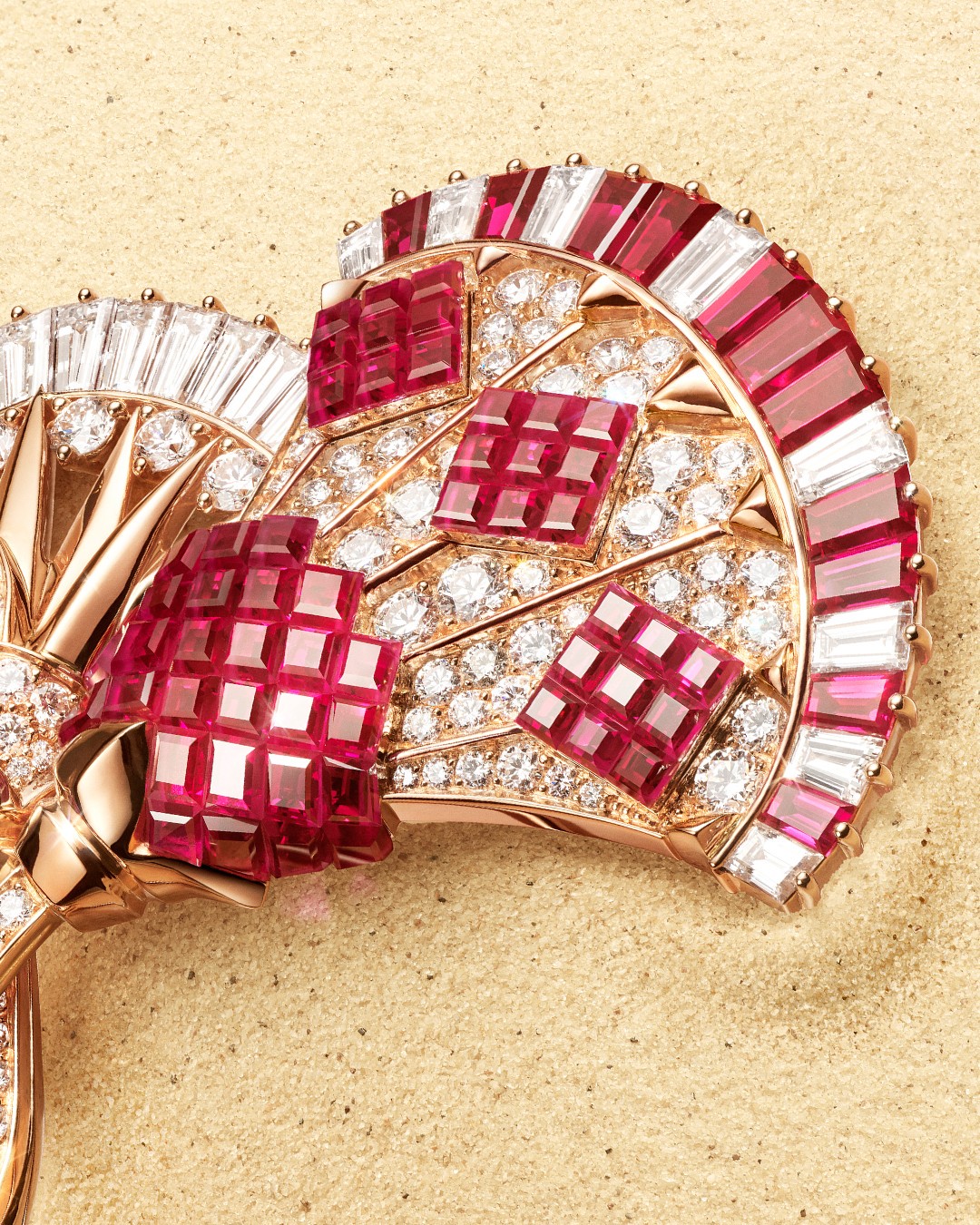 Hinh anh Van Cleef & Arpels tái hiện vẻ đẹp Ai Cập cổ đại qua ngôn ngữ đá quý 7