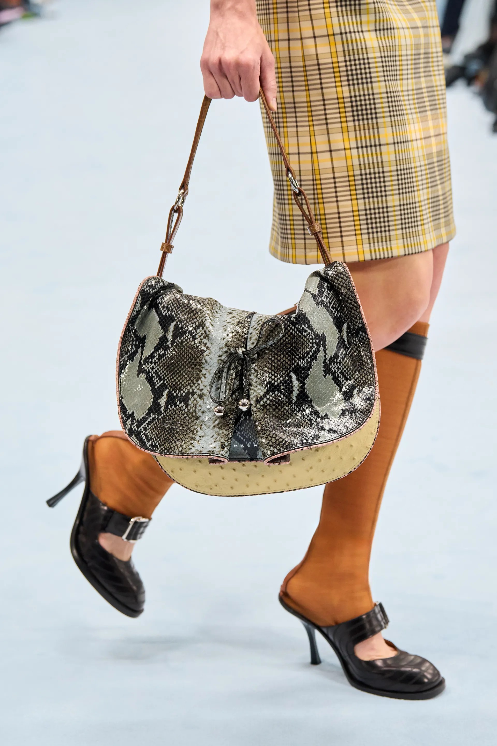 Hinh anh Bức tranh phụ Kiện Milan Fashion Week SS27: Đại tiệc của màu sắc, hào nhoáng và sự bất tuân 5