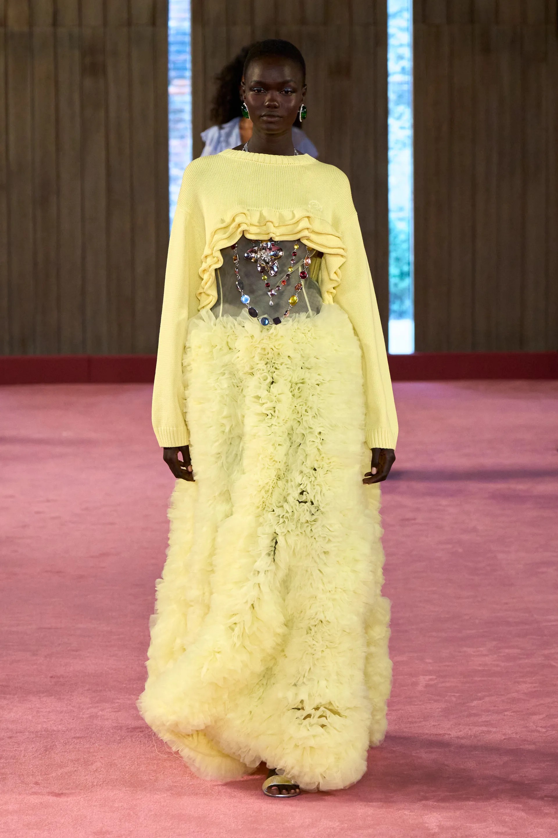 Hinh anh Bức tranh phụ Kiện Milan Fashion Week SS27: Đại tiệc của màu sắc, hào nhoáng và sự bất tuân 19