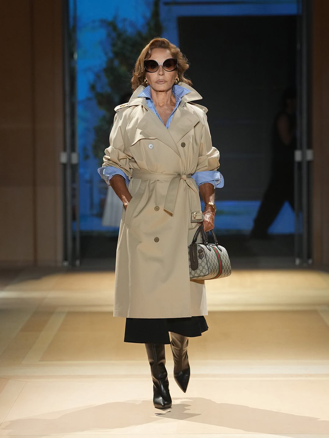 Hinh anh Gucci Xuân Hè 2027: Một thực tại trần trụi nhưng đầy mê hoặc của chủ nghĩa tiêu dùng 32