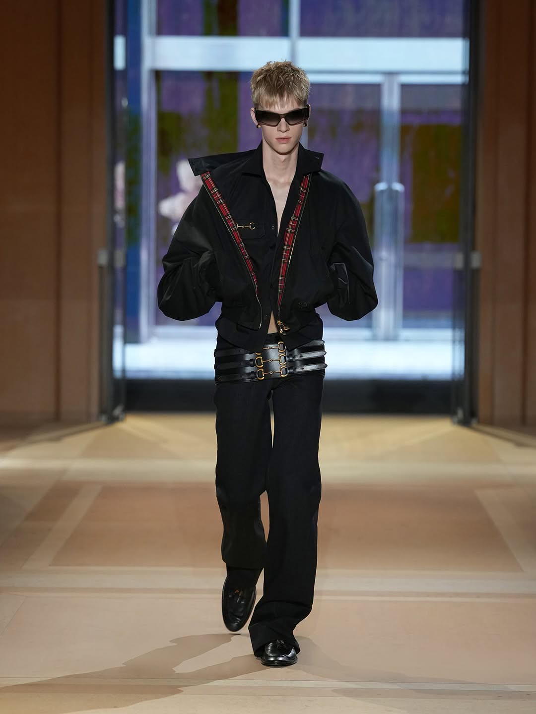 Hinh anh Gucci Xuân Hè 2027: Một thực tại trần trụi nhưng đầy mê hoặc của chủ nghĩa tiêu dùng 44