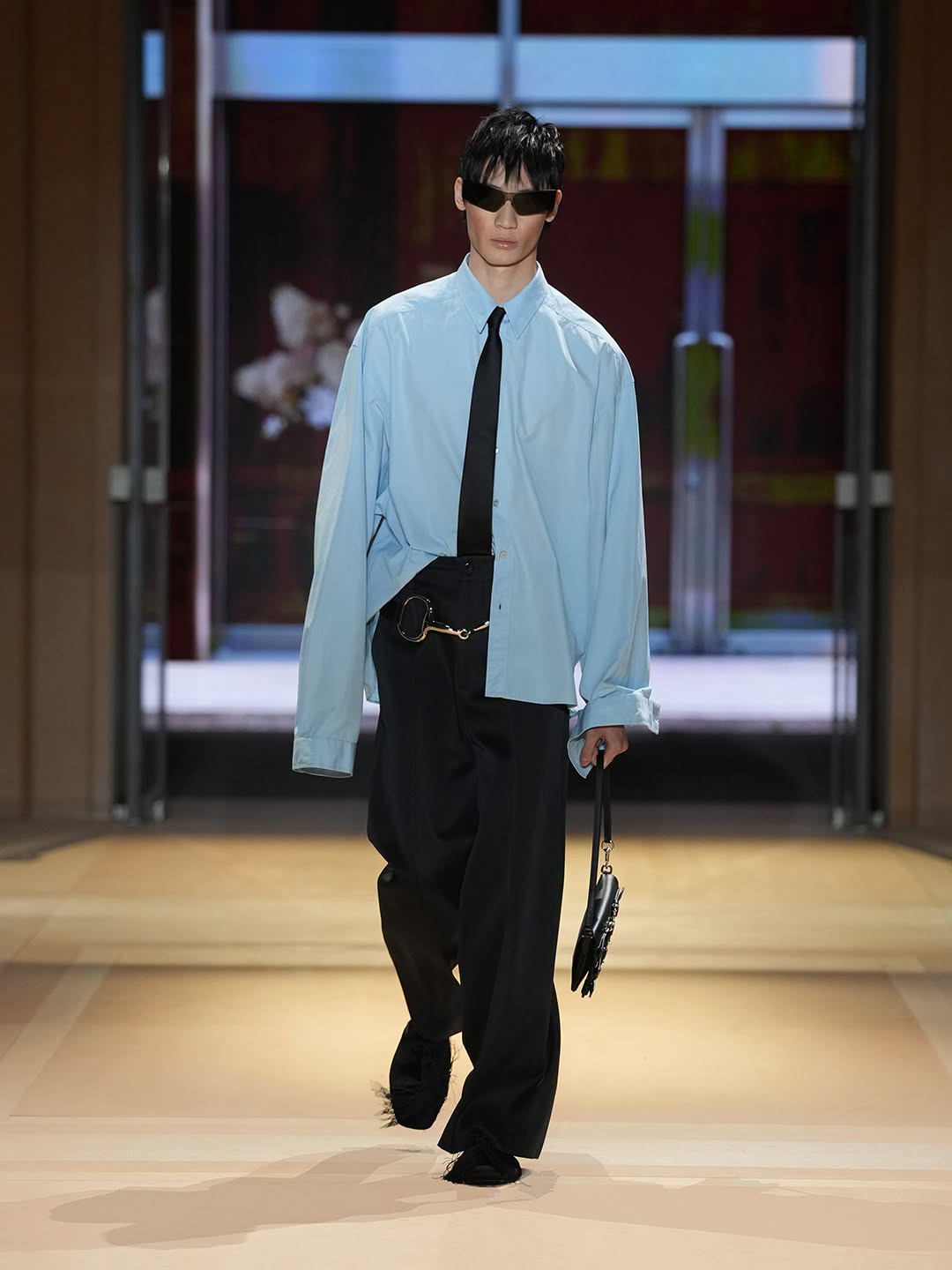 Hinh anh Gucci Xuân Hè 2027: Một thực tại trần trụi nhưng đầy mê hoặc của chủ nghĩa tiêu dùng 16