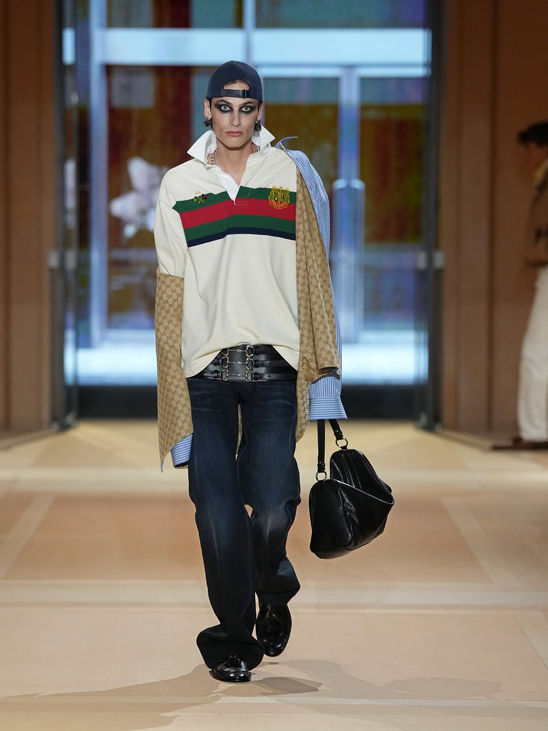 Hinh anh Gucci Xuân Hè 2027: Một thực tại trần trụi nhưng đầy mê hoặc của chủ nghĩa tiêu dùng 15