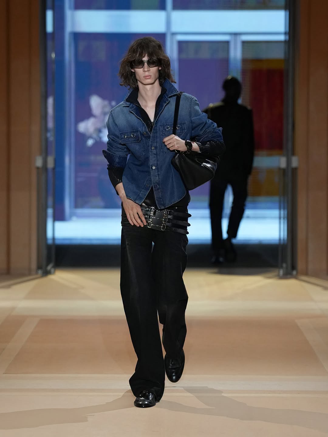 Hinh anh Gucci Xuân Hè 2027: Một thực tại trần trụi nhưng đầy mê hoặc của chủ nghĩa tiêu dùng 38