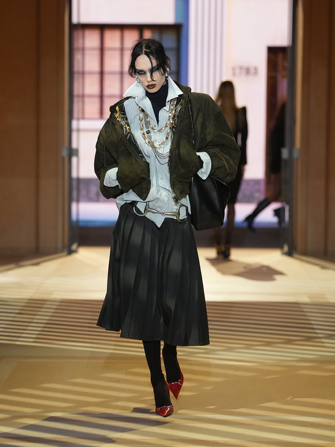 Hinh anh Gucci Xuân Hè 2027: Một thực tại trần trụi nhưng đầy mê hoặc của chủ nghĩa tiêu dùng 42