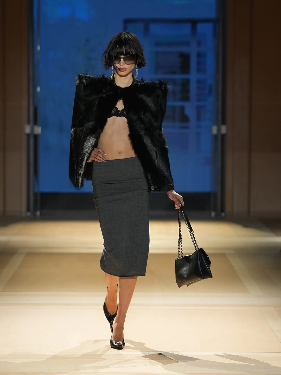 Hinh anh Gucci Xuân Hè 2027: Một thực tại trần trụi nhưng đầy mê hoặc của chủ nghĩa tiêu dùng 50