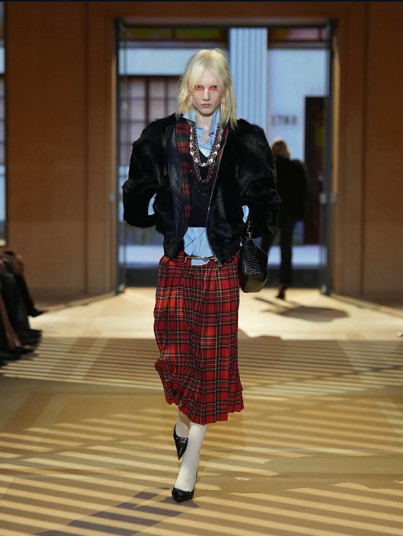 Hinh anh Ánh nhìn nổi loạn của giới quý tộc chiếm sóng Gucci Xuân Hè 2027 9