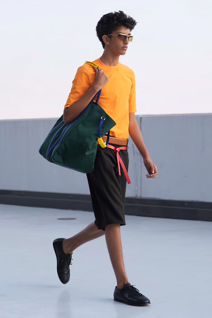 Hinh anh Moschino Spring/Summer 2027: Vẫn hài hước, nhưng cần thực tế hơn 23