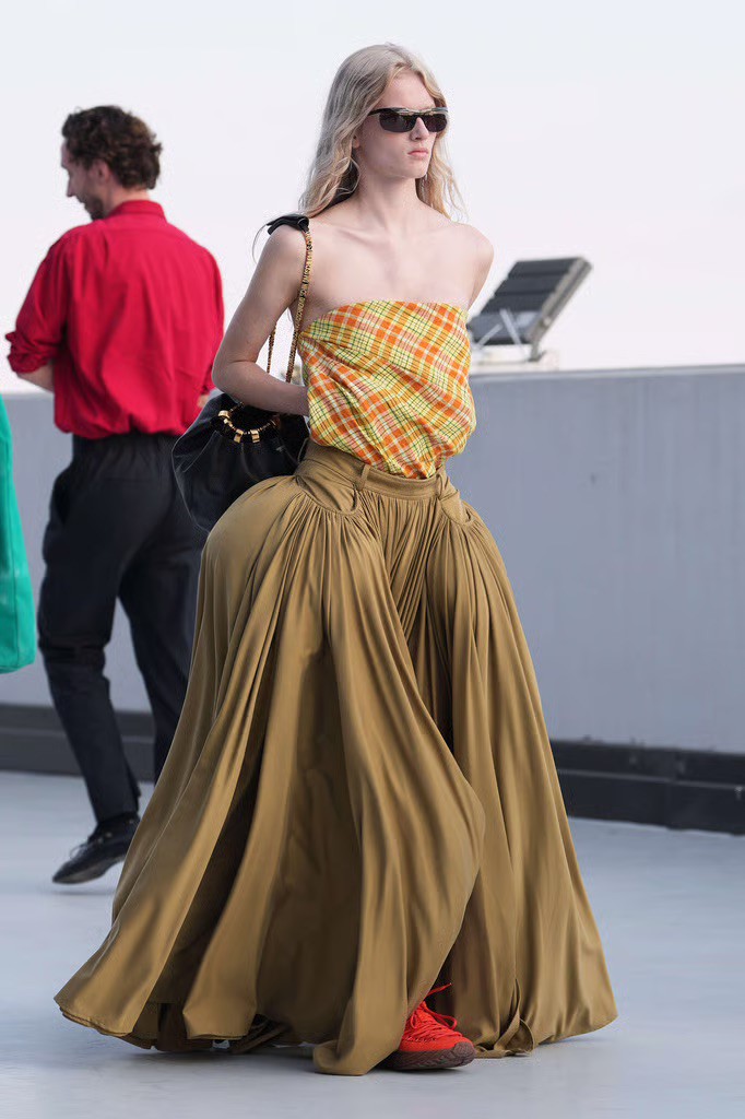 Hinh anh Moschino Spring/Summer 2027: Vẫn hài hước, nhưng cần thực tế hơn 8