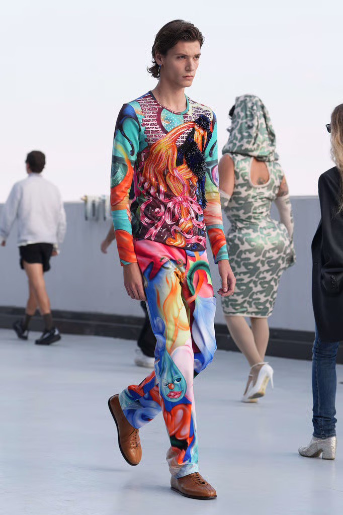 Hinh anh Moschino Spring/Summer 2027: Vẫn hài hước, nhưng cần thực tế hơn 15