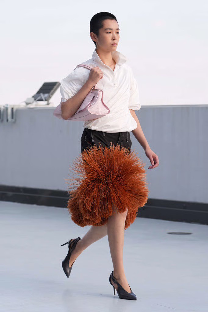 Hinh anh Moschino Spring/Summer 2027: Vẫn hài hước, nhưng cần thực tế hơn 4