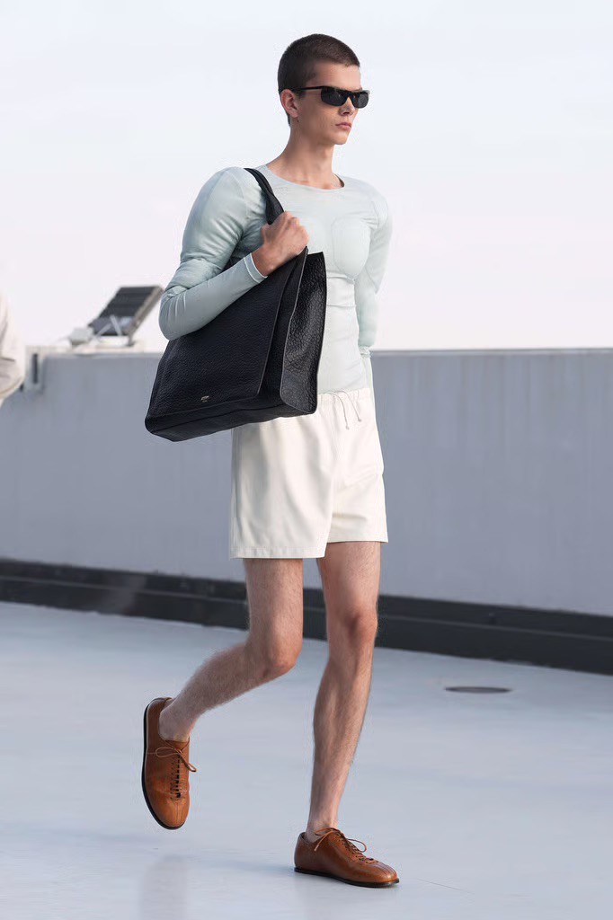 Hinh anh Moschino Spring/Summer 2027: Vẫn hài hước, nhưng cần thực tế hơn 6