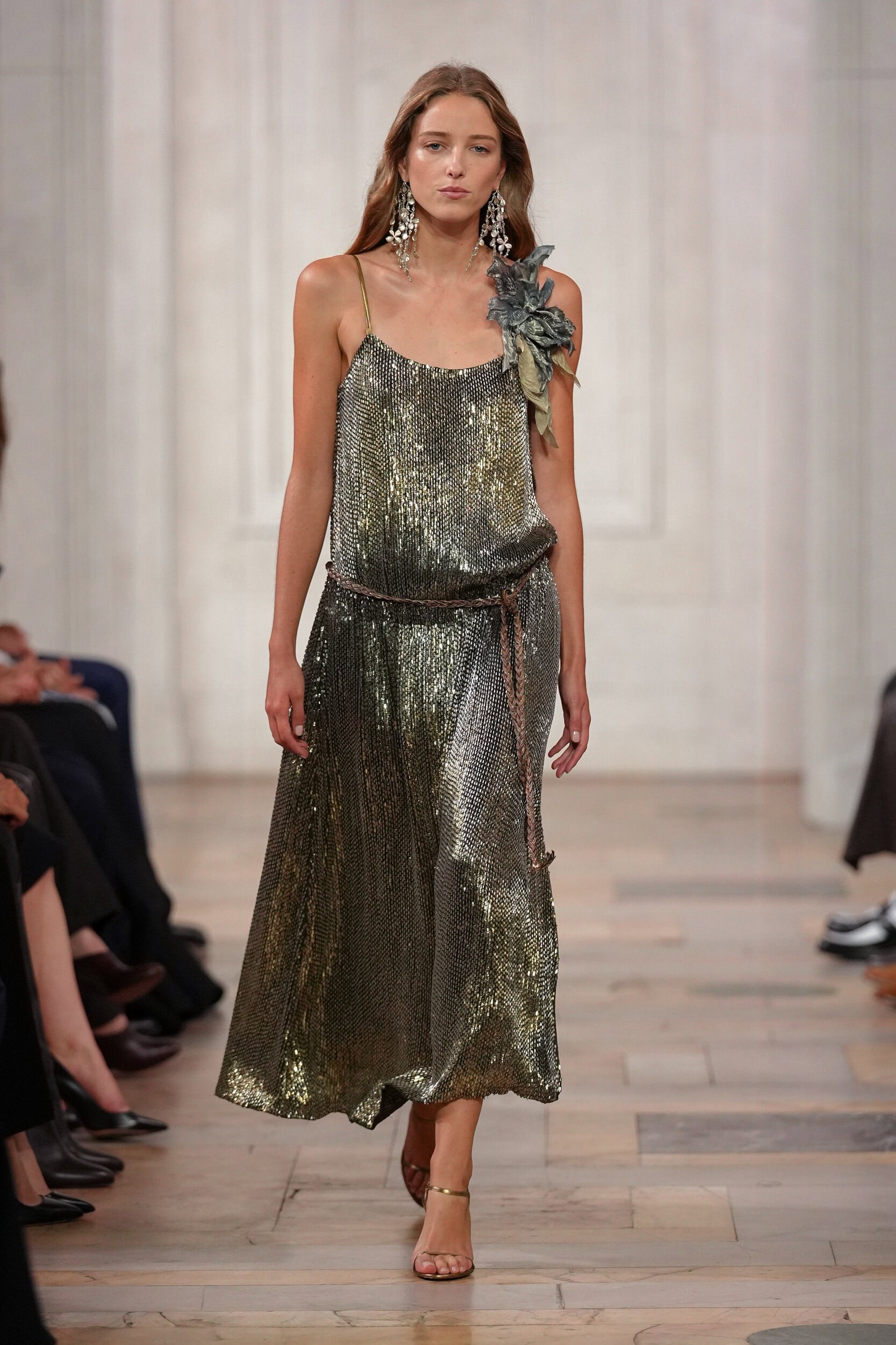 Hinh anh New York Fashion Week SS 2027: Khi xa xỉ hạ mình trước cơn bão lạm phát 8