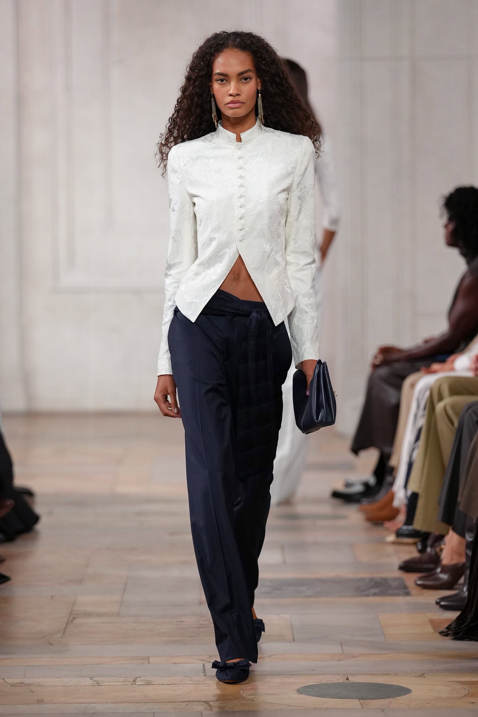Hinh anh New York Fashion Week SS 2027: Khi xa xỉ hạ mình trước cơn bão lạm phát 9