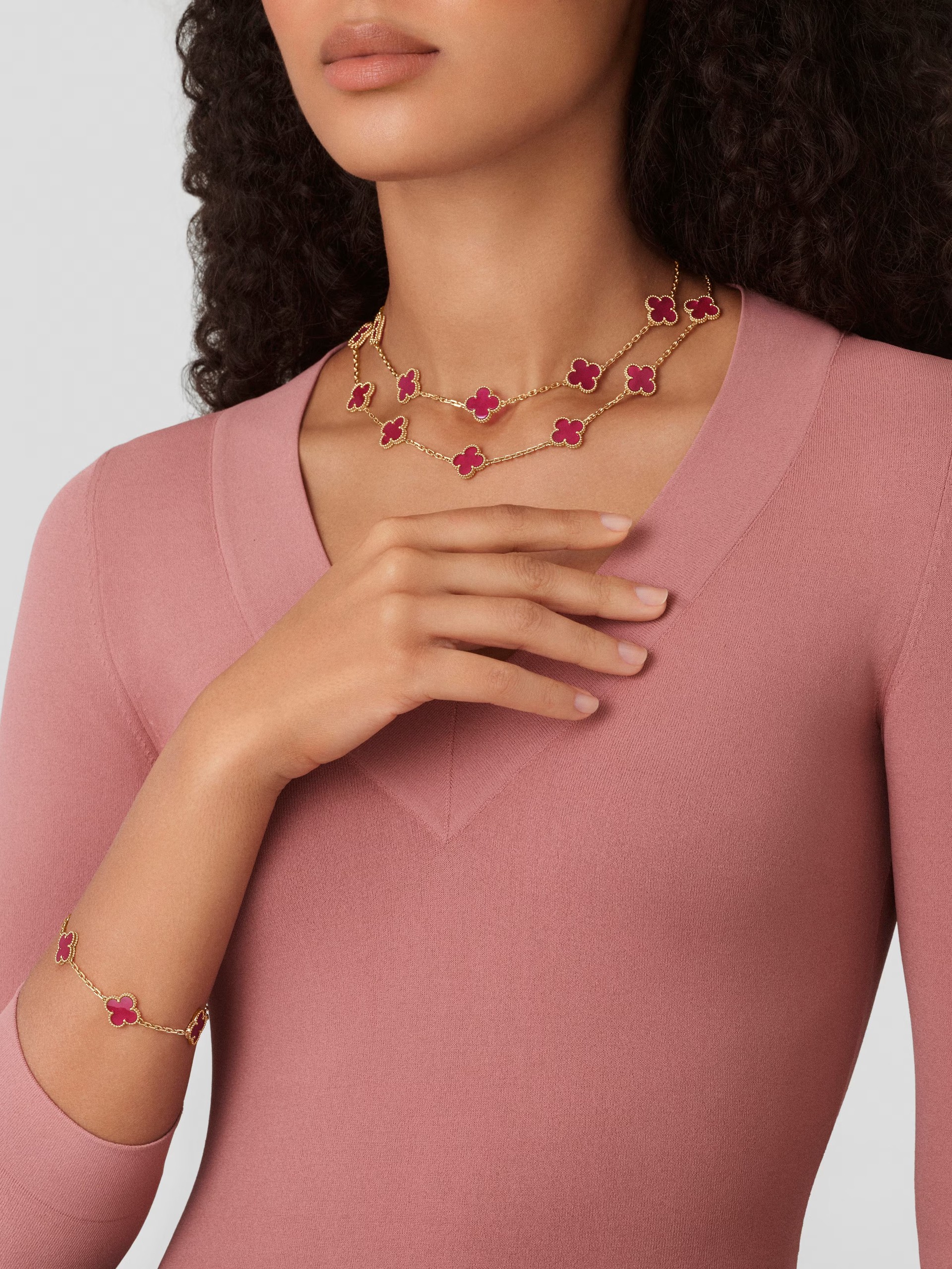 Hinh anh Van Cleef & Arpels “phủ hồng” di sản Alhambra 2