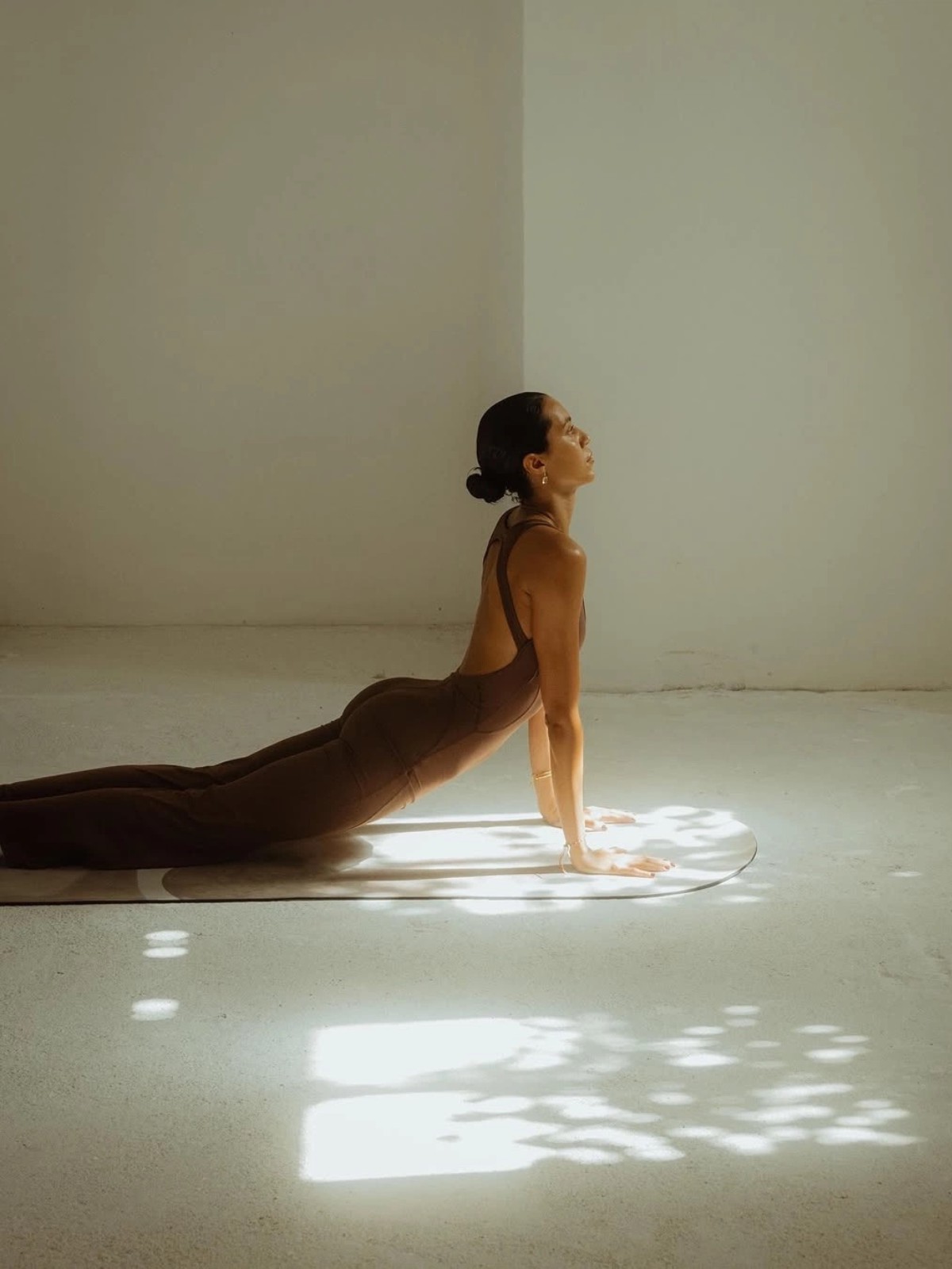 Hinh anh 5 động tác yoga cho những ngày cảm xúc “quá tải”  2