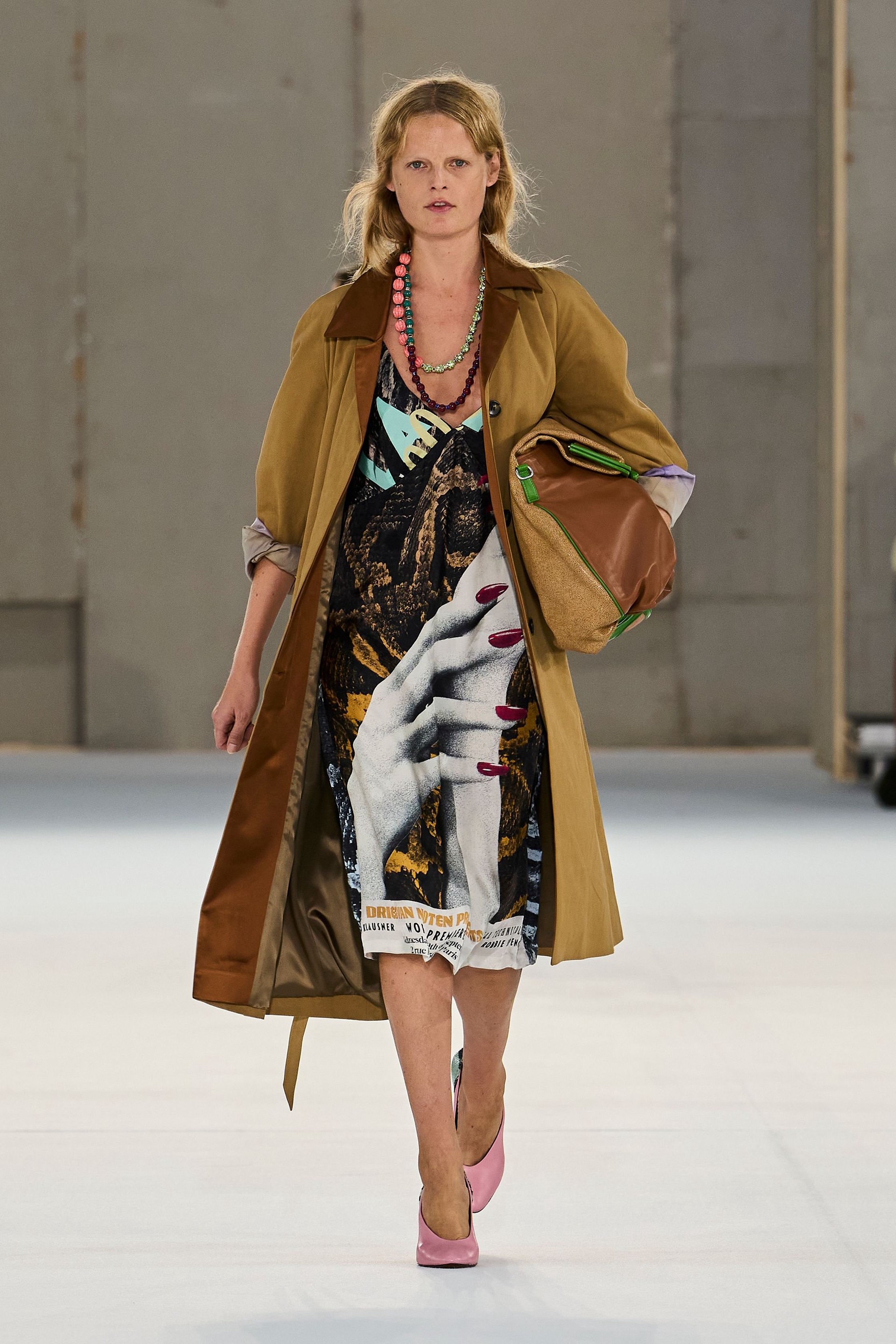 Hinh anh Dries Van Noten Xuân Hè 2027: “Nữ minh tinh” toả sáng trên đường phố 1