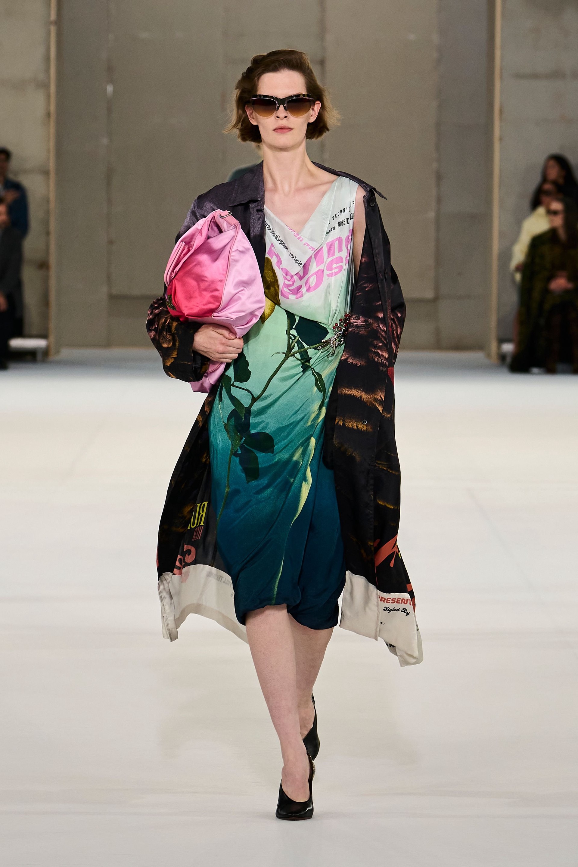 Hinh anh Dries Van Noten Xuân Hè 2027: “Nữ minh tinh” toả sáng trên đường phố 7