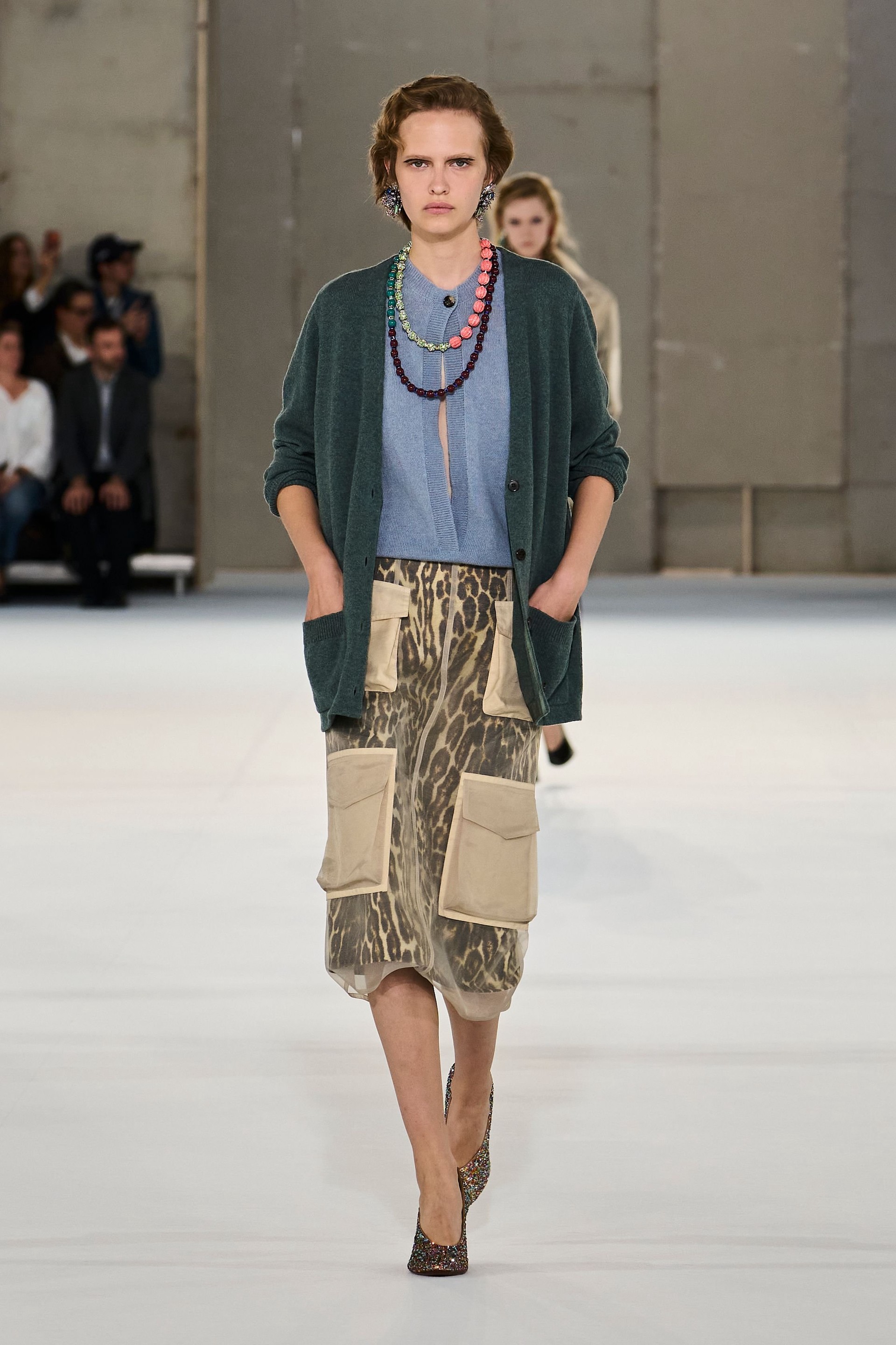 Hinh anh Dries Van Noten Xuân Hè 2027: “Nữ minh tinh” toả sáng trên đường phố 13