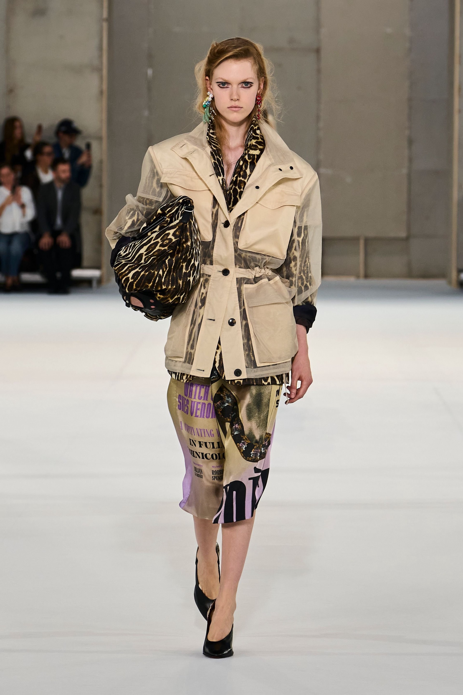 Hinh anh Dries Van Noten Xuân Hè 2027: “Nữ minh tinh” toả sáng trên đường phố 14