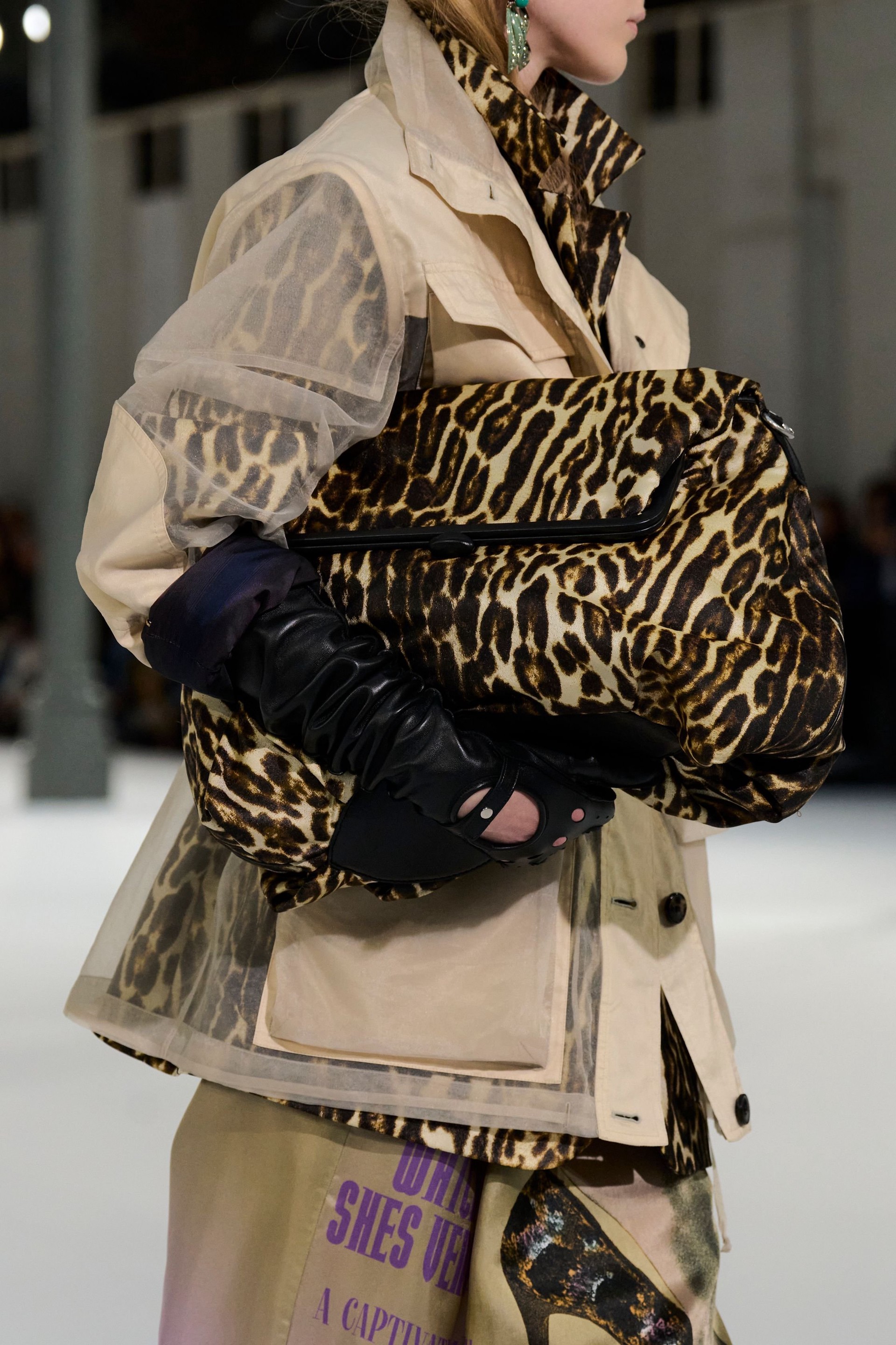 Hinh anh Dries Van Noten Xuân Hè 2027: “Nữ minh tinh” toả sáng trên đường phố 51