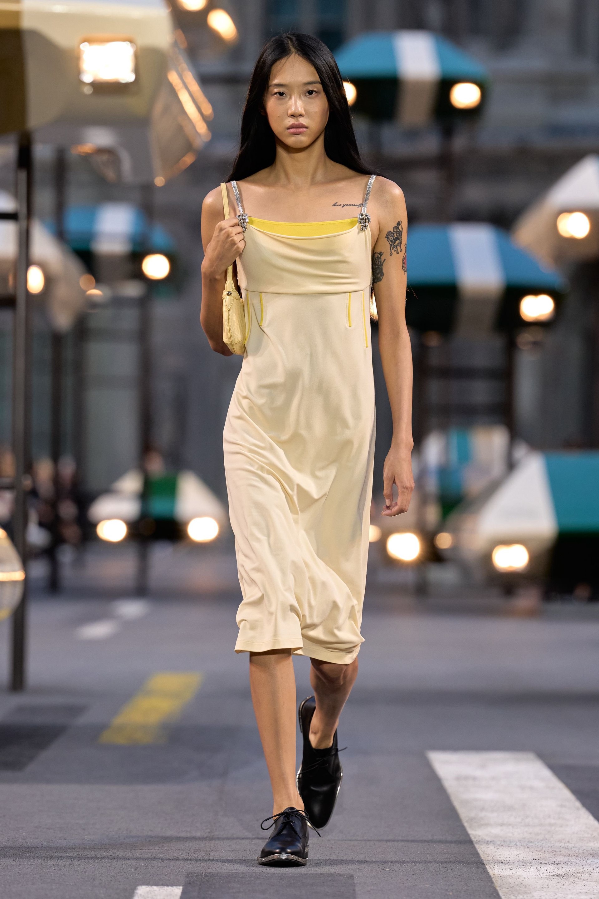 Hinh anh Louis Vuitton Spring/Summer 2027: Quá khứ, hiện tại và tương lai sóng bước trên đại lộ thời gian 38