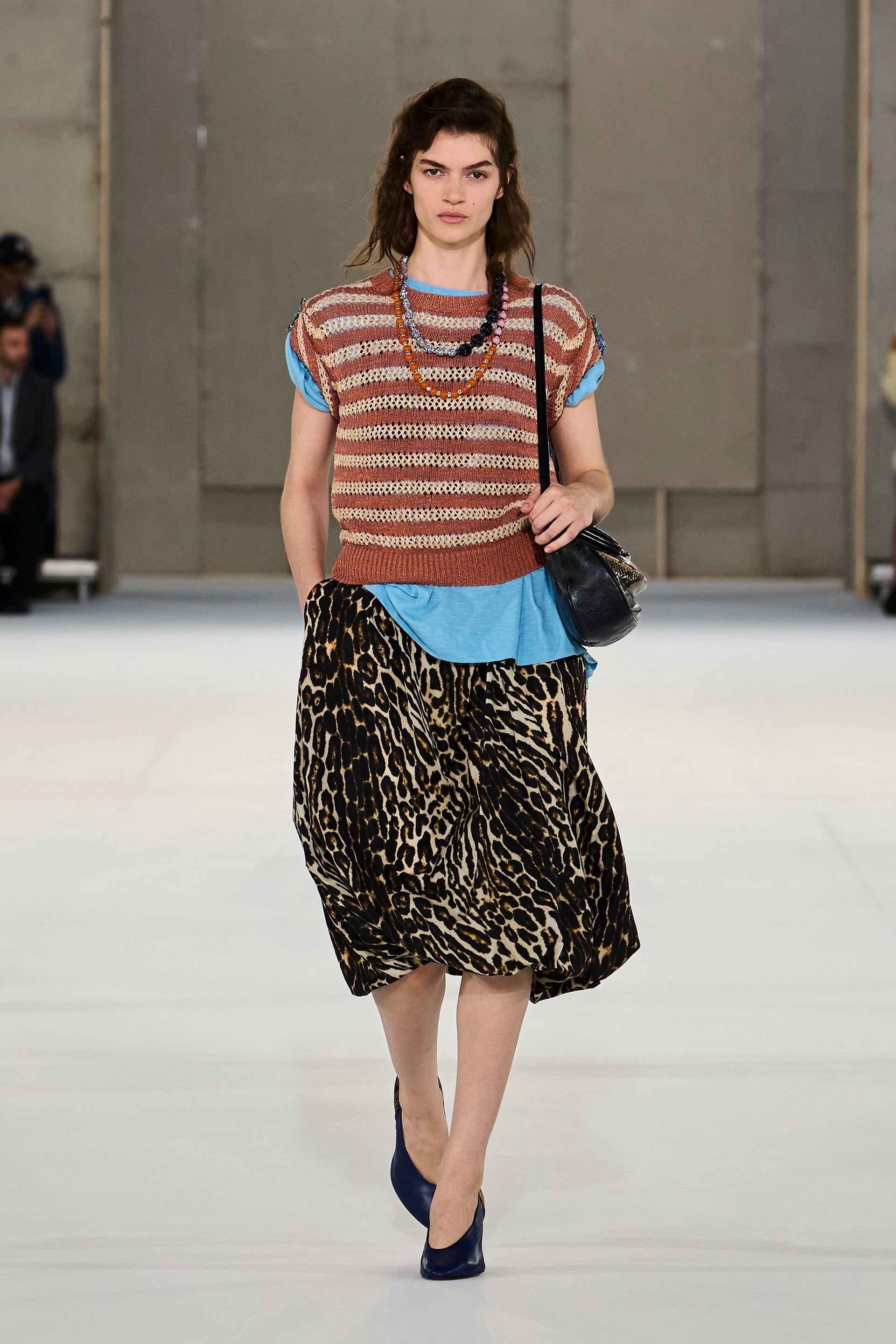 Hinh anh Dries Van Noten Xuân Hè 2027: “Nữ minh tinh” toả sáng trên đường phố 15