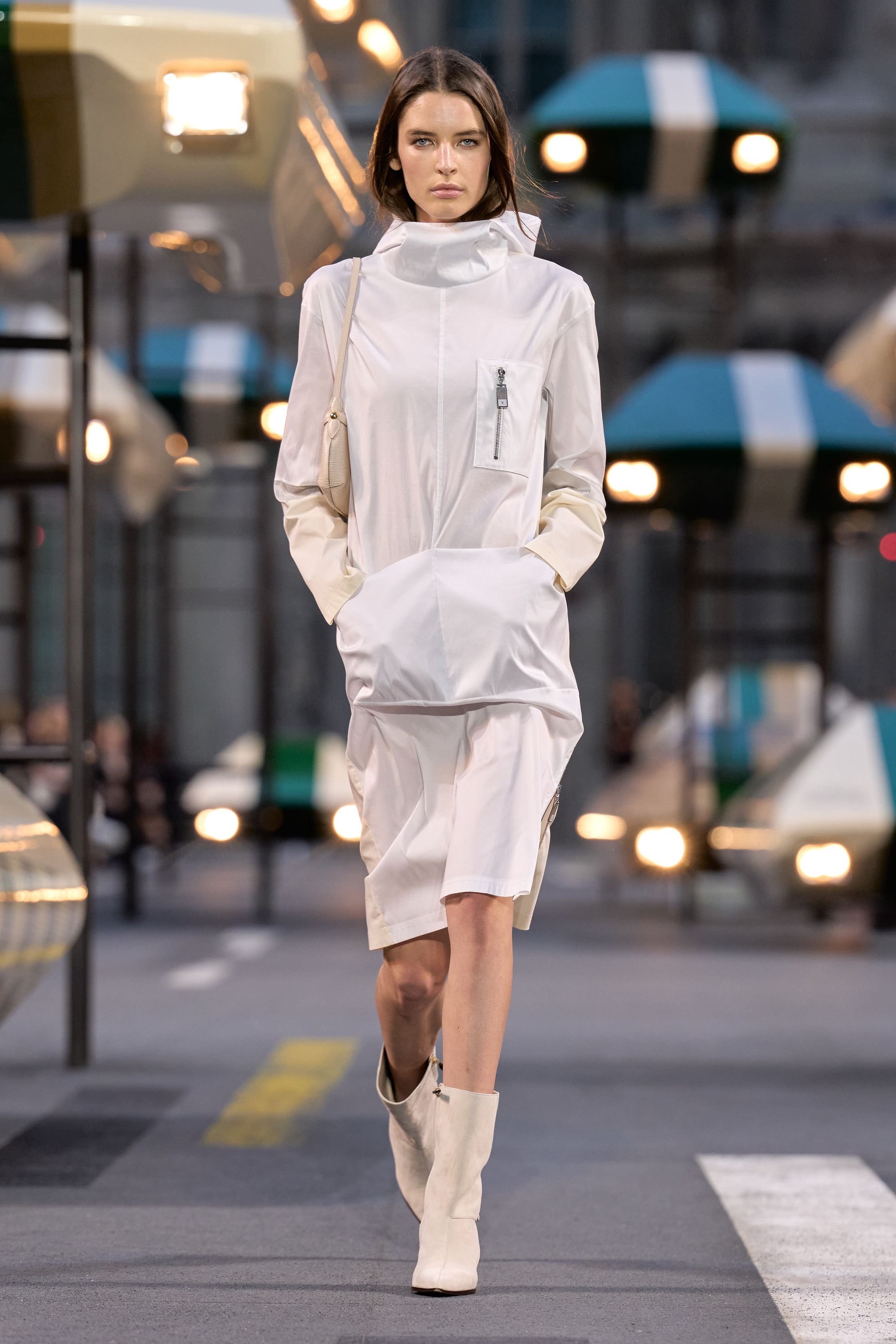 Hinh anh Louis Vuitton Spring/Summer 2027: Quá khứ, hiện tại và tương lai sóng bước trên đại lộ thời gian 11