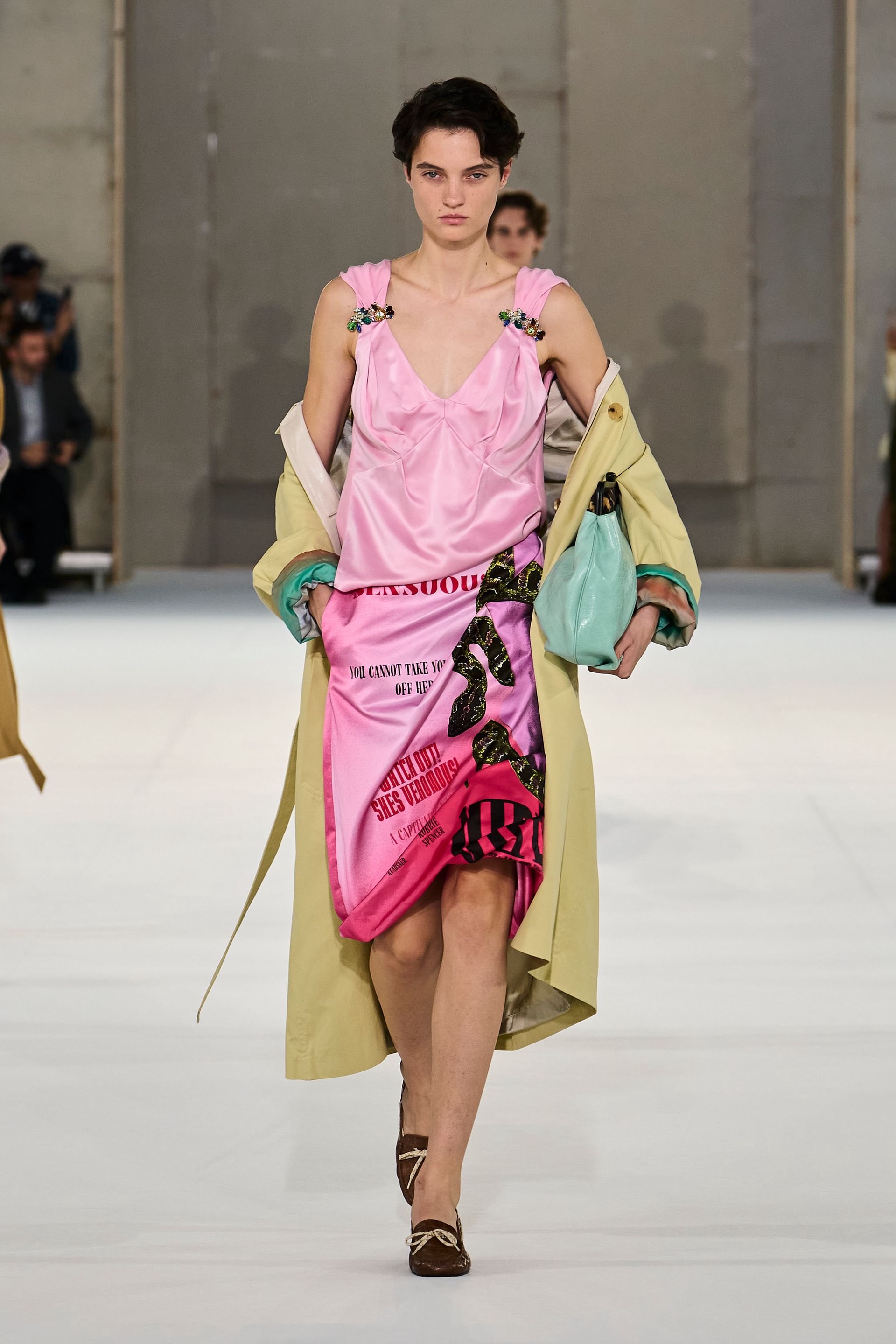 Hinh anh Dries Van Noten Xuân Hè 2027: “Nữ minh tinh” toả sáng trên đường phố 2