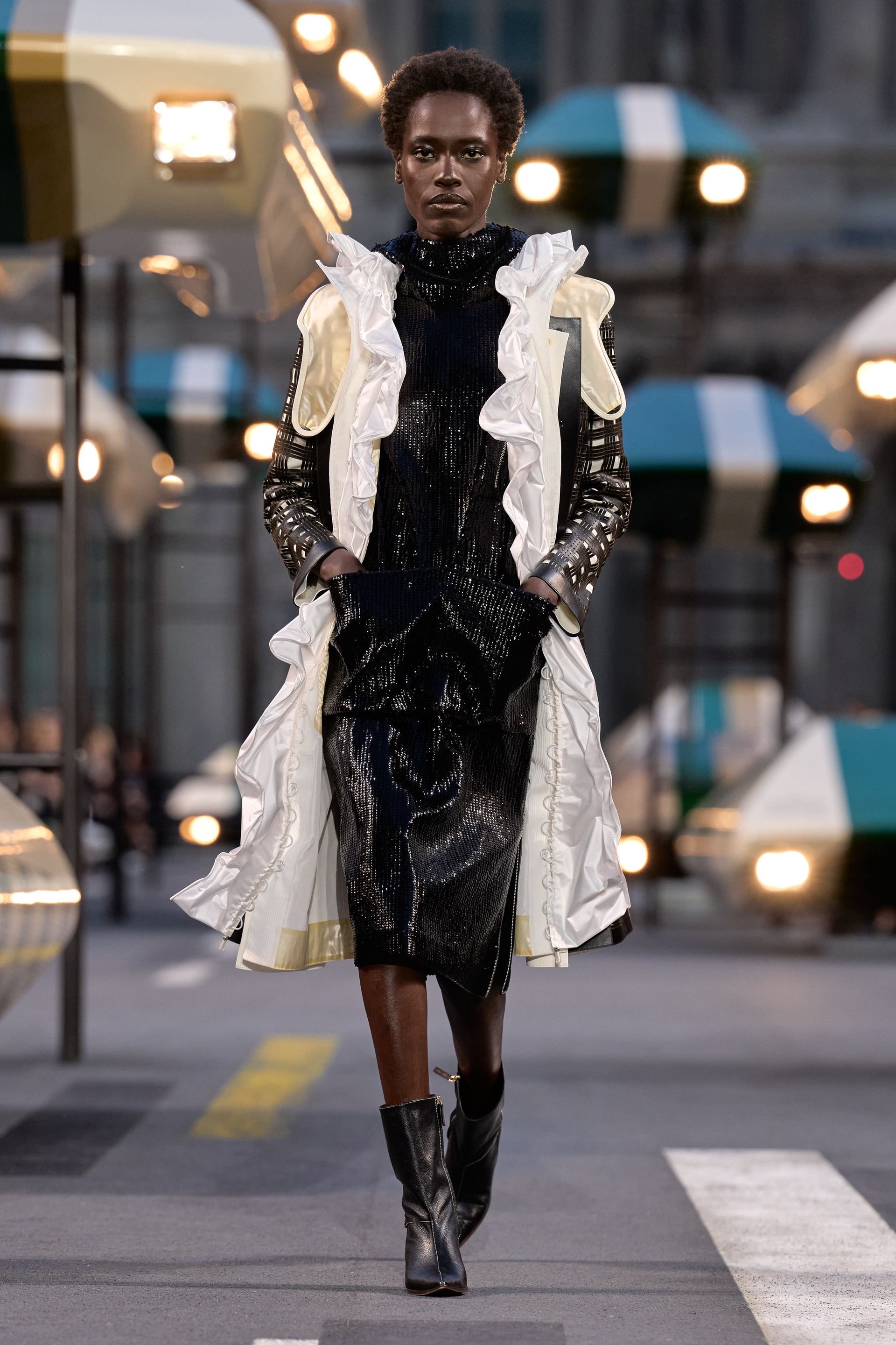 Hinh anh Louis Vuitton Spring/Summer 2027: Quá khứ, hiện tại và tương lai sóng bước trên đại lộ thời gian 10