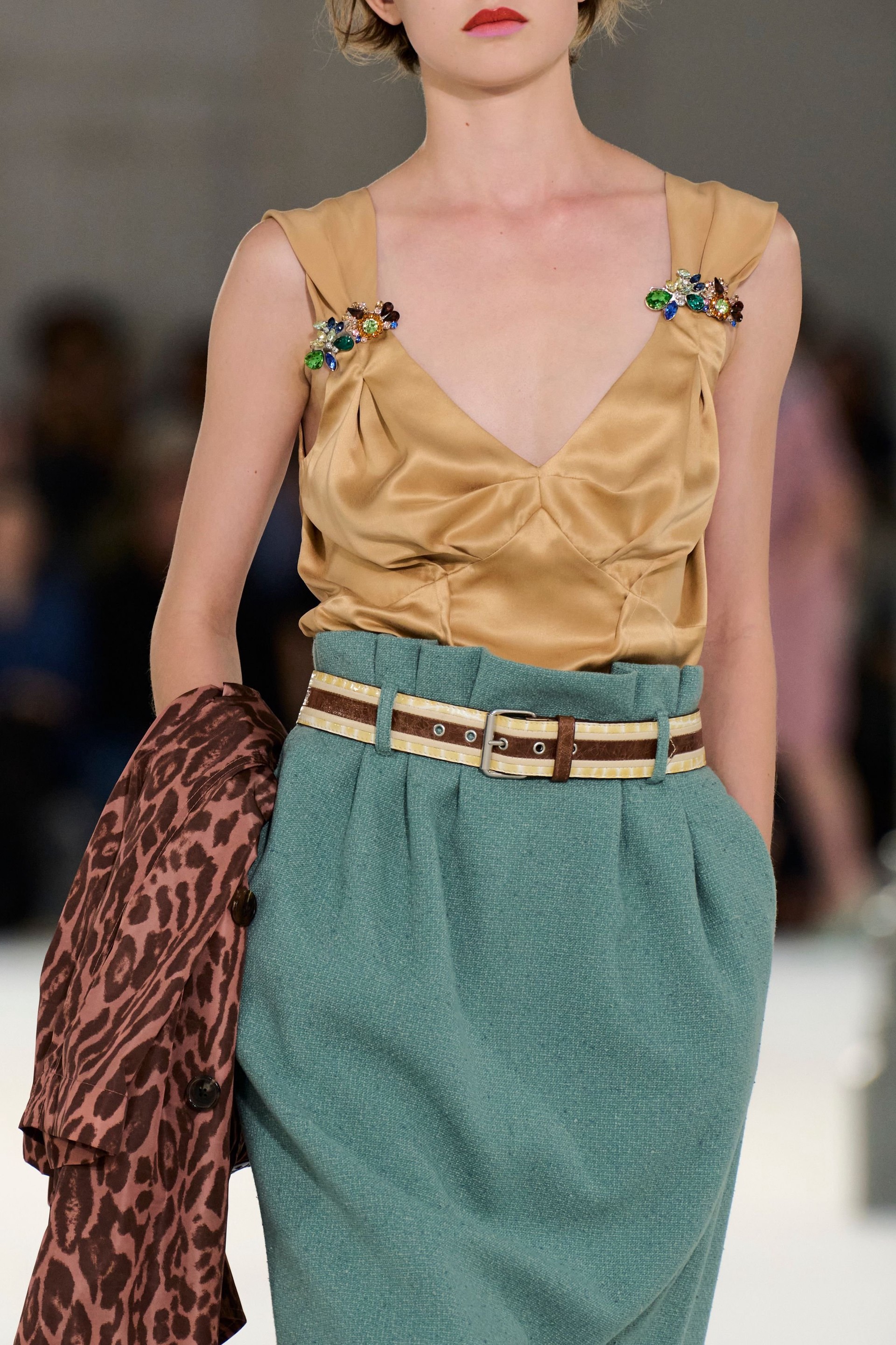 Hinh anh Dries Van Noten Xuân Hè 2027: “Nữ minh tinh” toả sáng trên đường phố 36