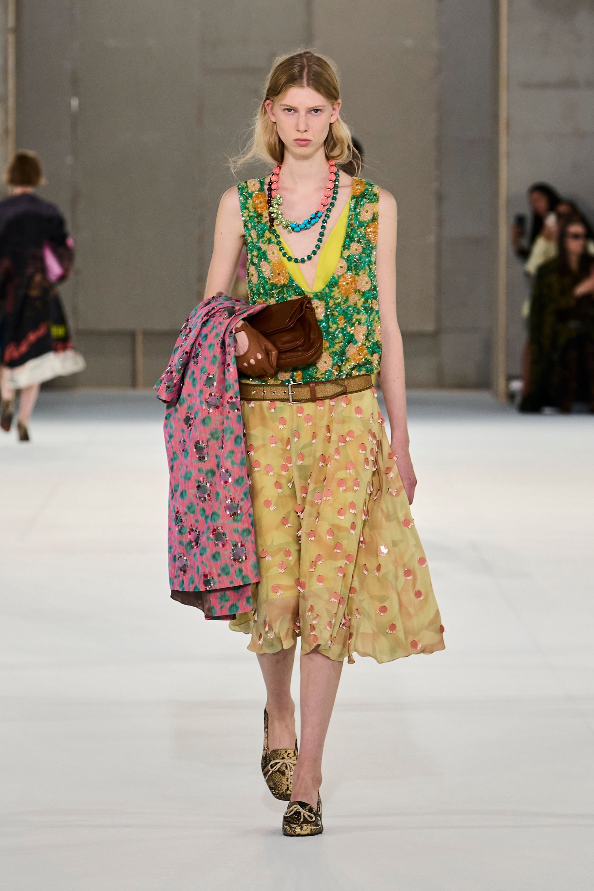 Hinh anh Dries Van Noten Xuân Hè 2027: “Nữ minh tinh” toả sáng trên đường phố 3