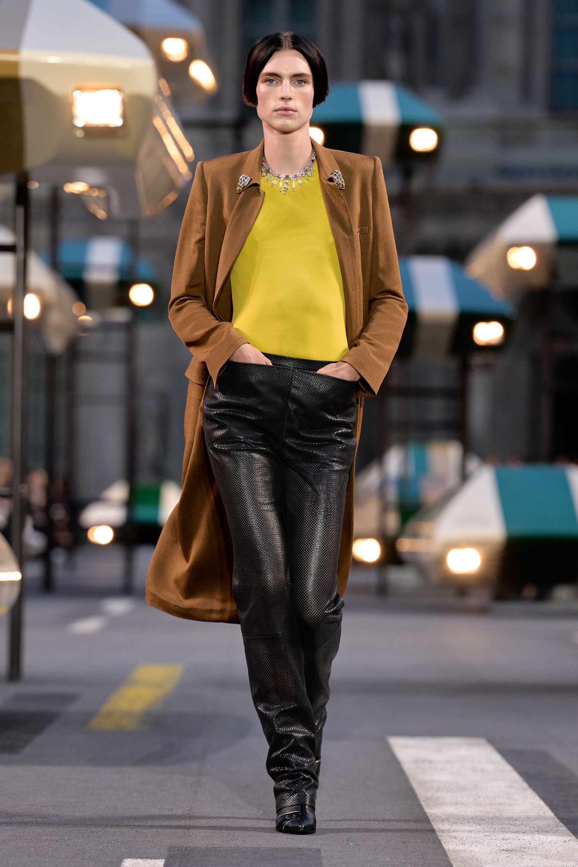 Hinh anh Louis Vuitton Spring/Summer 2027: Quá khứ, hiện tại và tương lai sóng bước trên đại lộ thời gian 32