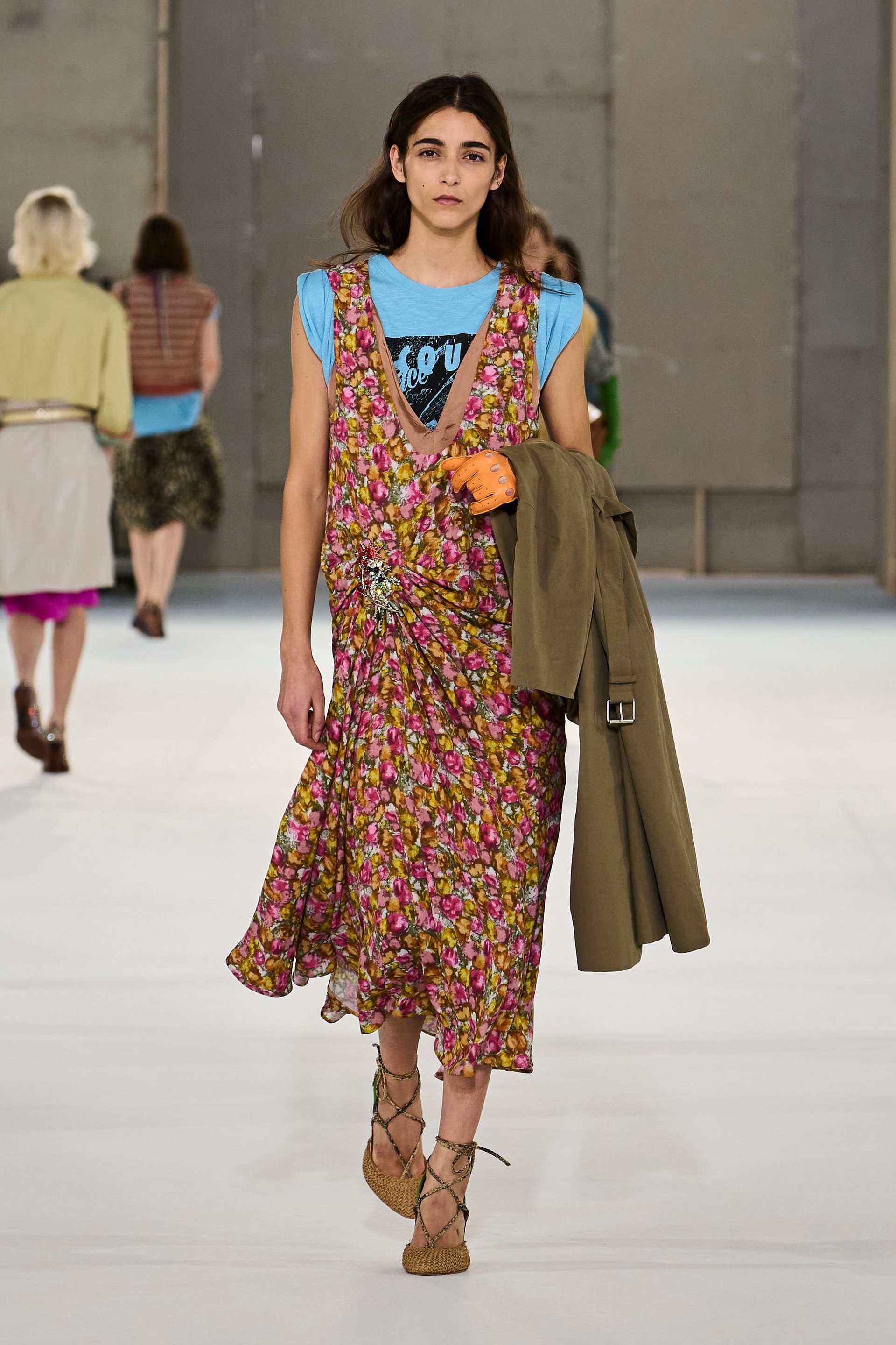 Hinh anh Dries Van Noten Xuân Hè 2027: “Nữ minh tinh” toả sáng trên đường phố 22
