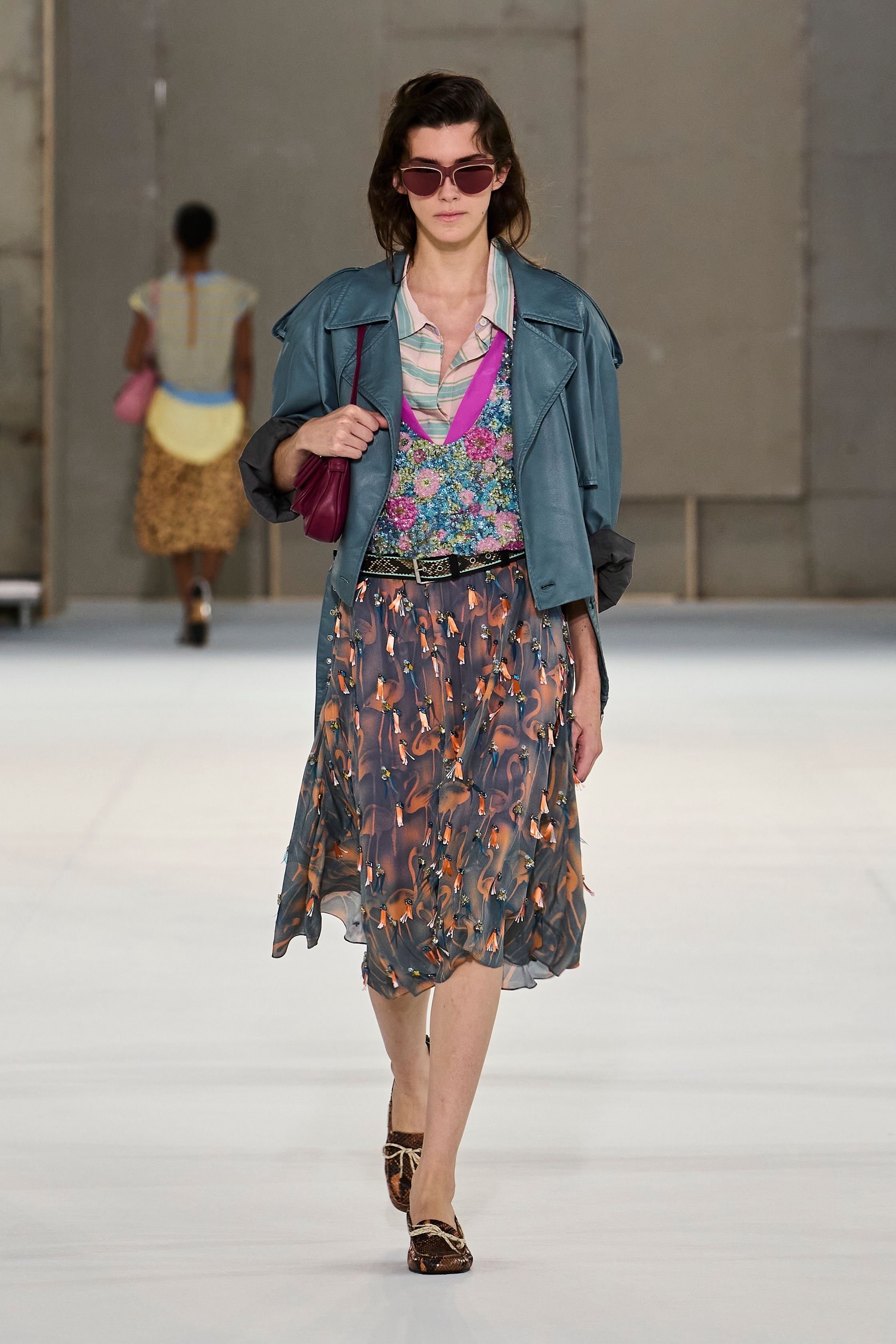Hinh anh Dries Van Noten Xuân Hè 2027: “Nữ minh tinh” toả sáng trên đường phố 20