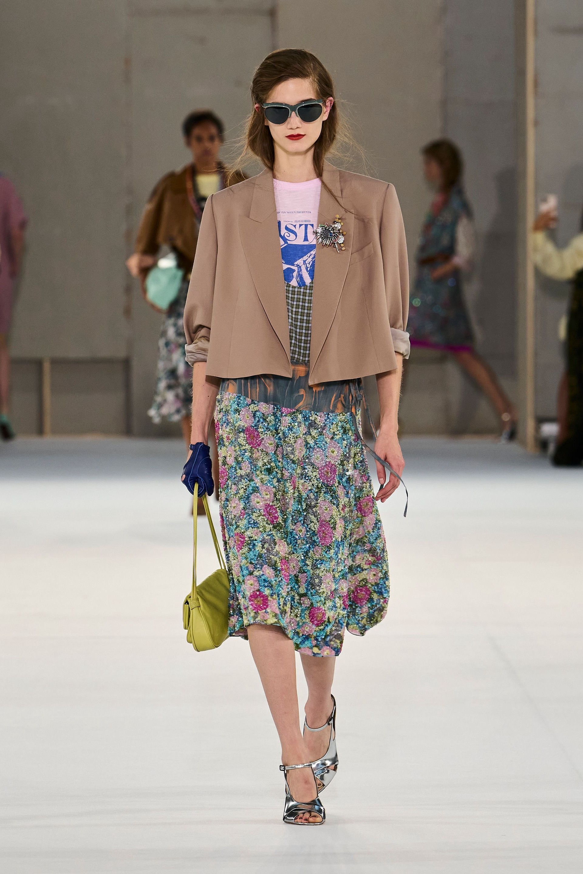 Hinh anh Dries Van Noten Xuân Hè 2027: “Nữ minh tinh” toả sáng trên đường phố 6