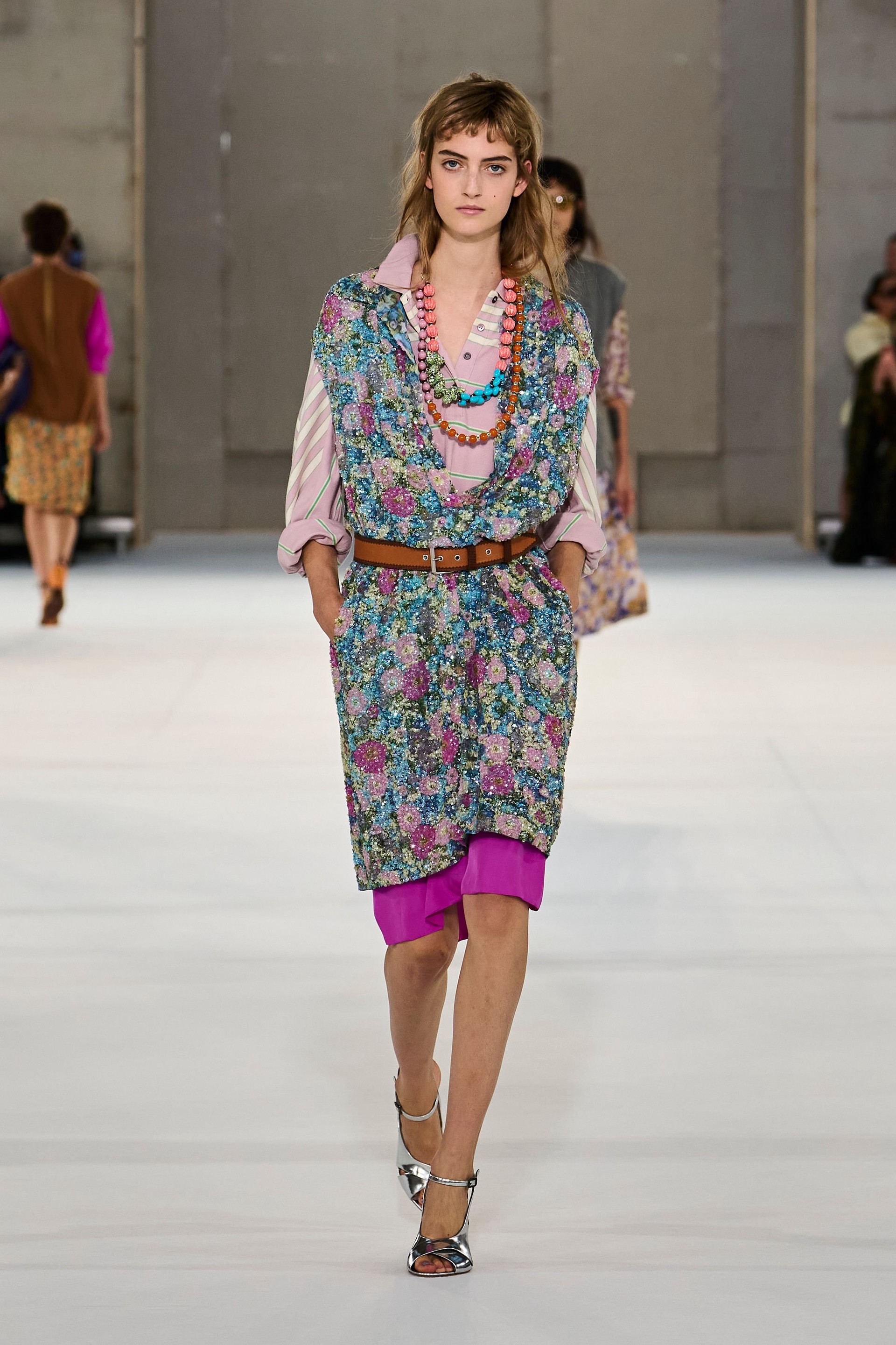 Hinh anh Dries Van Noten Xuân Hè 2027: “Nữ minh tinh” toả sáng trên đường phố 25