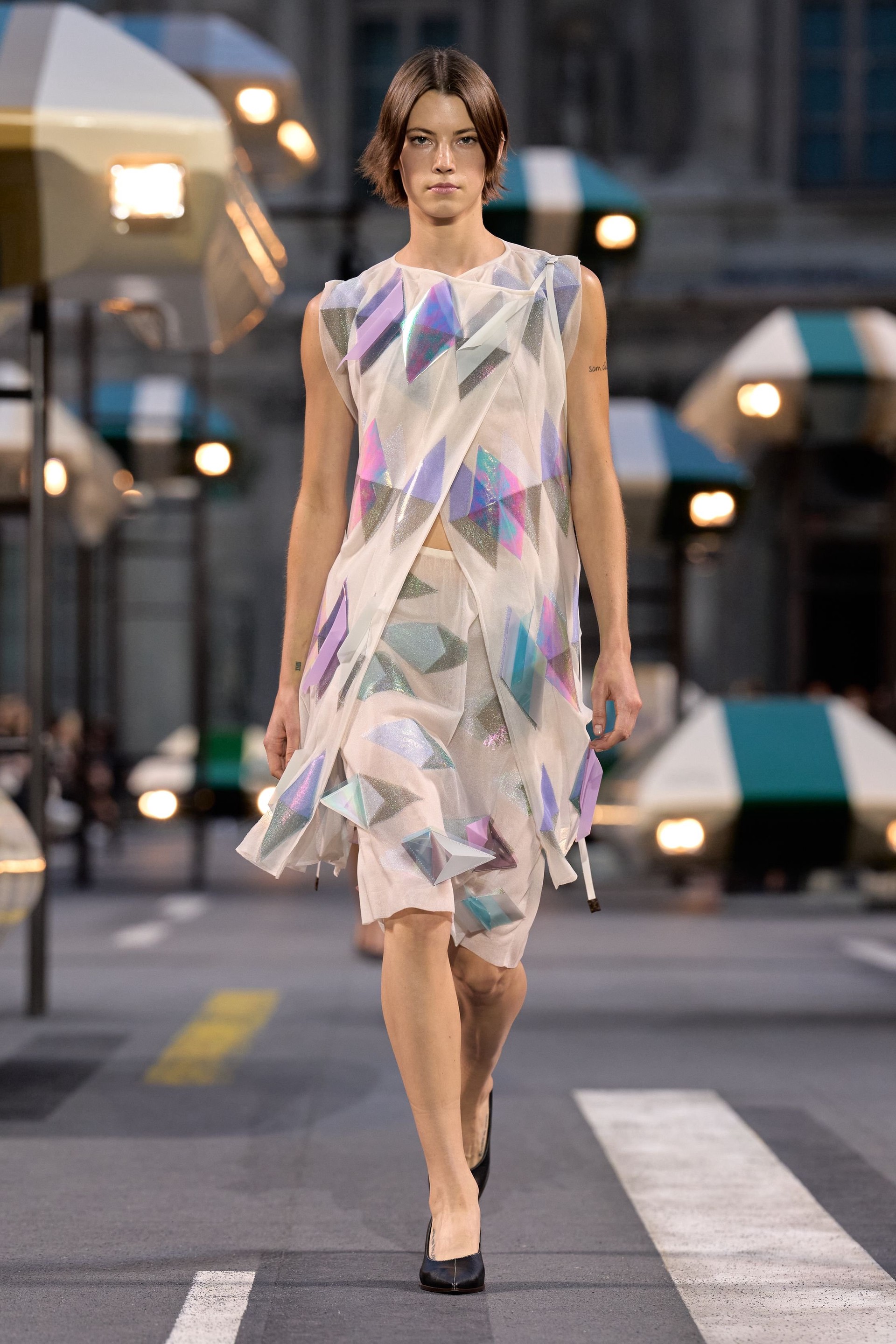Hinh anh Louis Vuitton Spring/Summer 2027: Quá khứ, hiện tại và tương lai sóng bước trên đại lộ thời gian 13