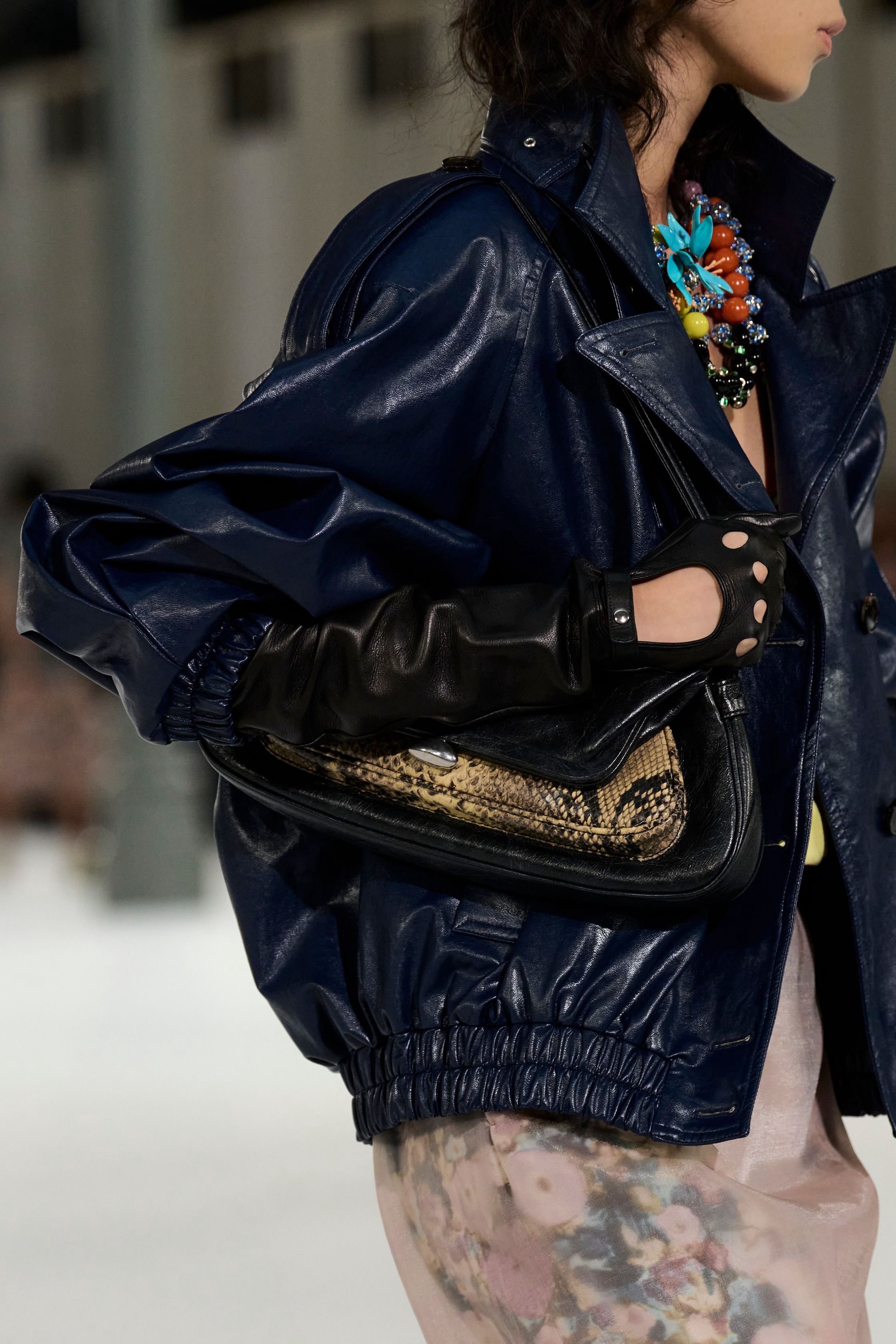 Hinh anh Dries Van Noten Xuân Hè 2027: “Nữ minh tinh” toả sáng trên đường phố 46