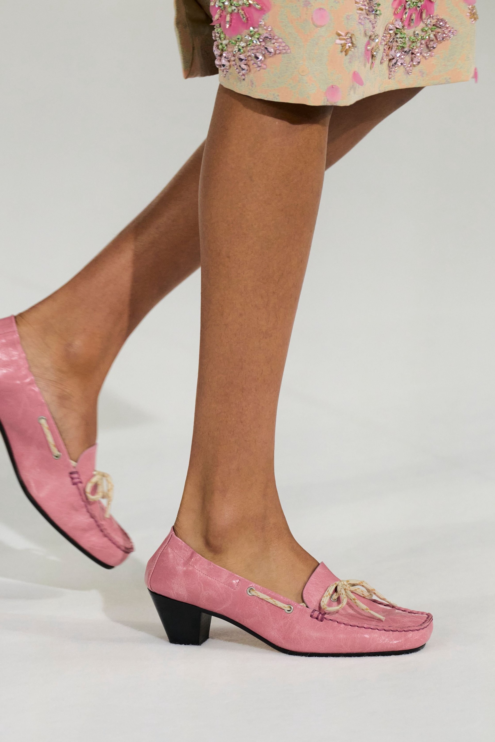 Hinh anh Dries Van Noten Xuân Hè 2027: “Nữ minh tinh” toả sáng trên đường phố 42