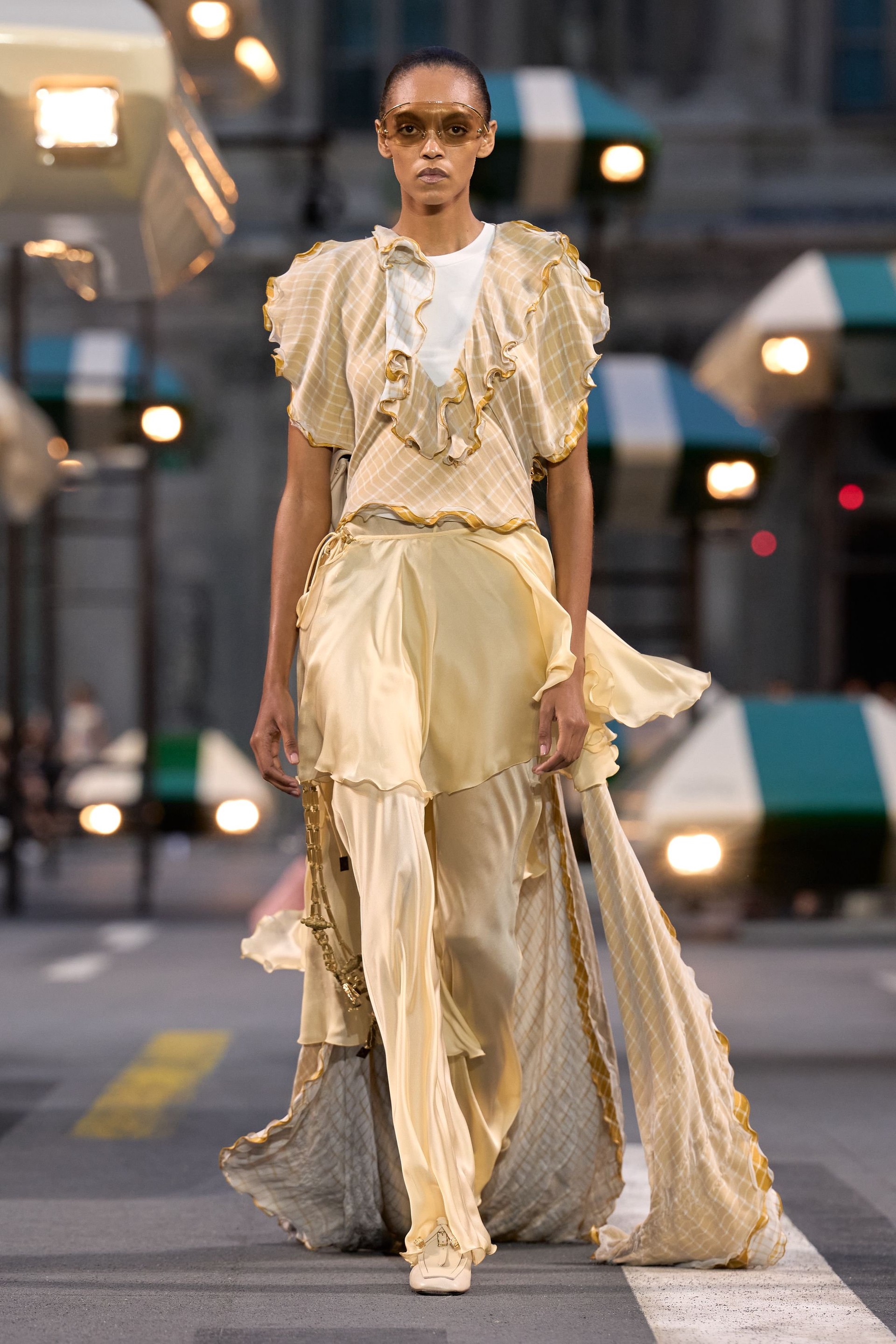 Hinh anh Louis Vuitton Spring/Summer 2027: Quá khứ, hiện tại và tương lai sóng bước trên đại lộ thời gian 30