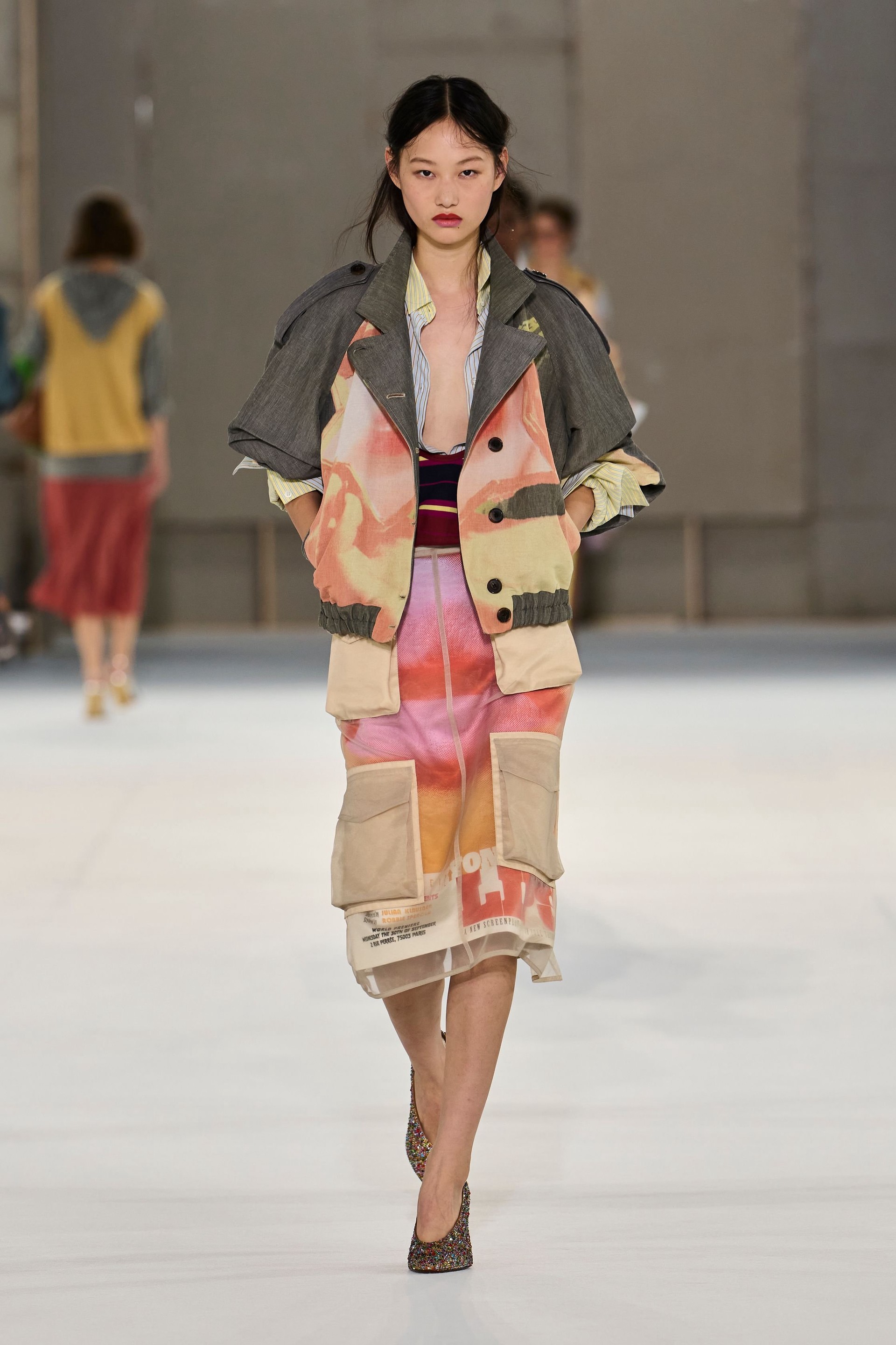 Hinh anh Dries Van Noten Xuân Hè 2027: “Nữ minh tinh” toả sáng trên đường phố 5