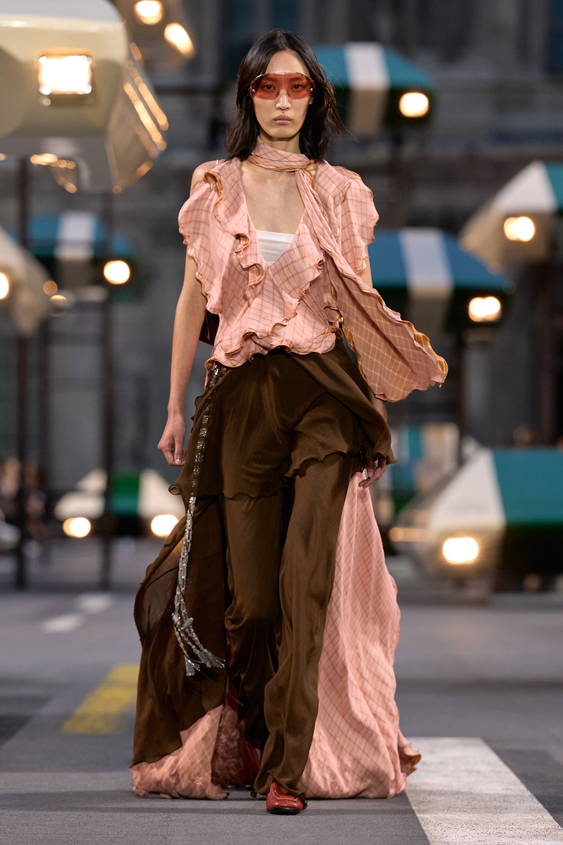 Hinh anh Louis Vuitton Spring/Summer 2027: Quá khứ, hiện tại và tương lai sóng bước trên đại lộ thời gian 28