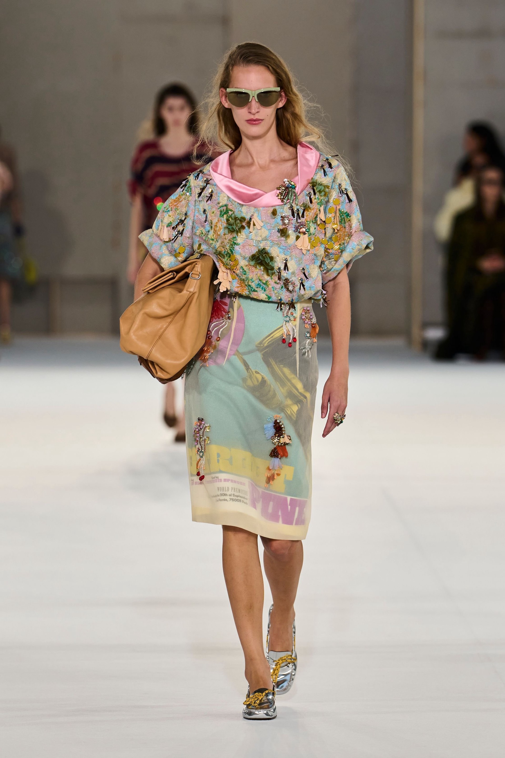 Hinh anh Dries Van Noten Xuân Hè 2027: “Nữ minh tinh” toả sáng trên đường phố 8