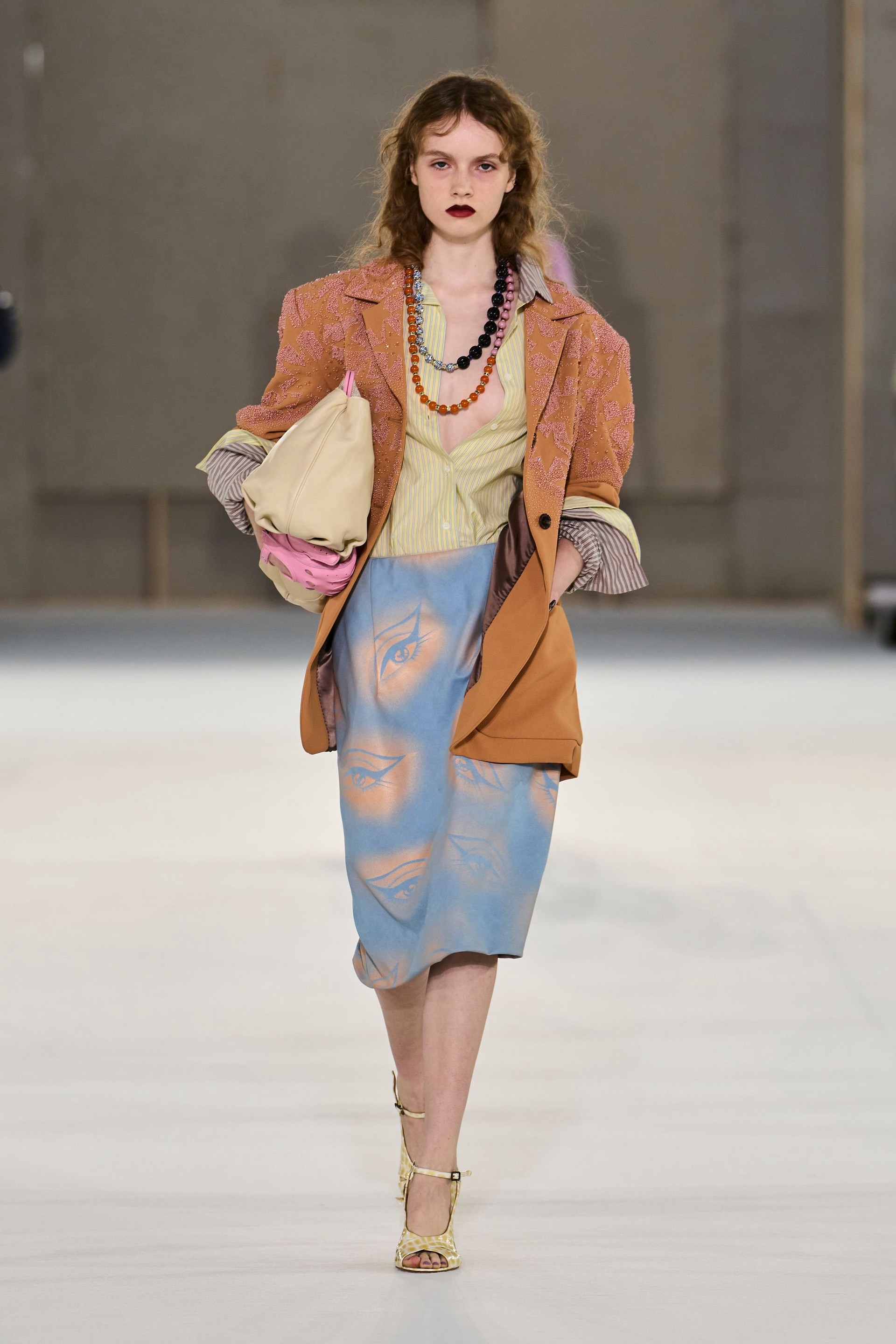 Hinh anh Dries Van Noten Xuân Hè 2027: “Nữ minh tinh” toả sáng trên đường phố 17