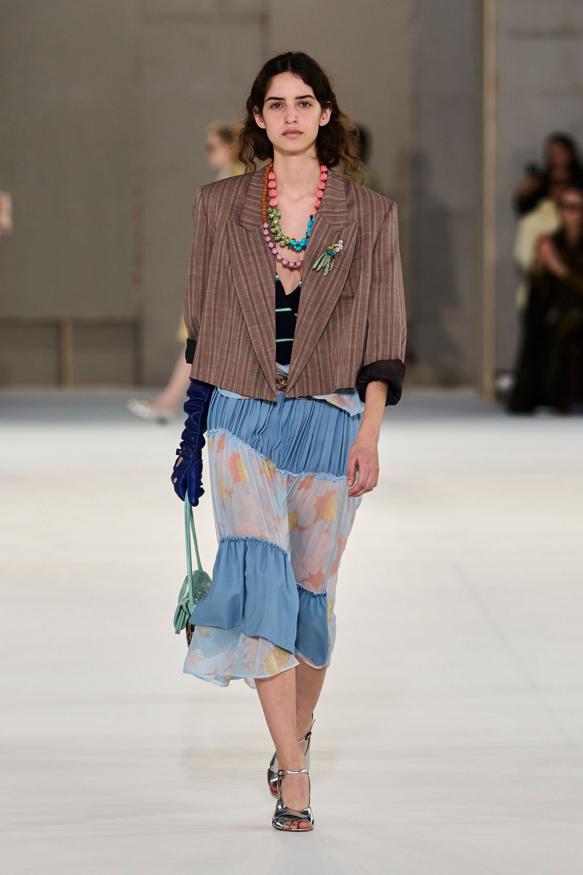 Hinh anh Dries Van Noten Xuân Hè 2027: “Nữ minh tinh” toả sáng trên đường phố 27