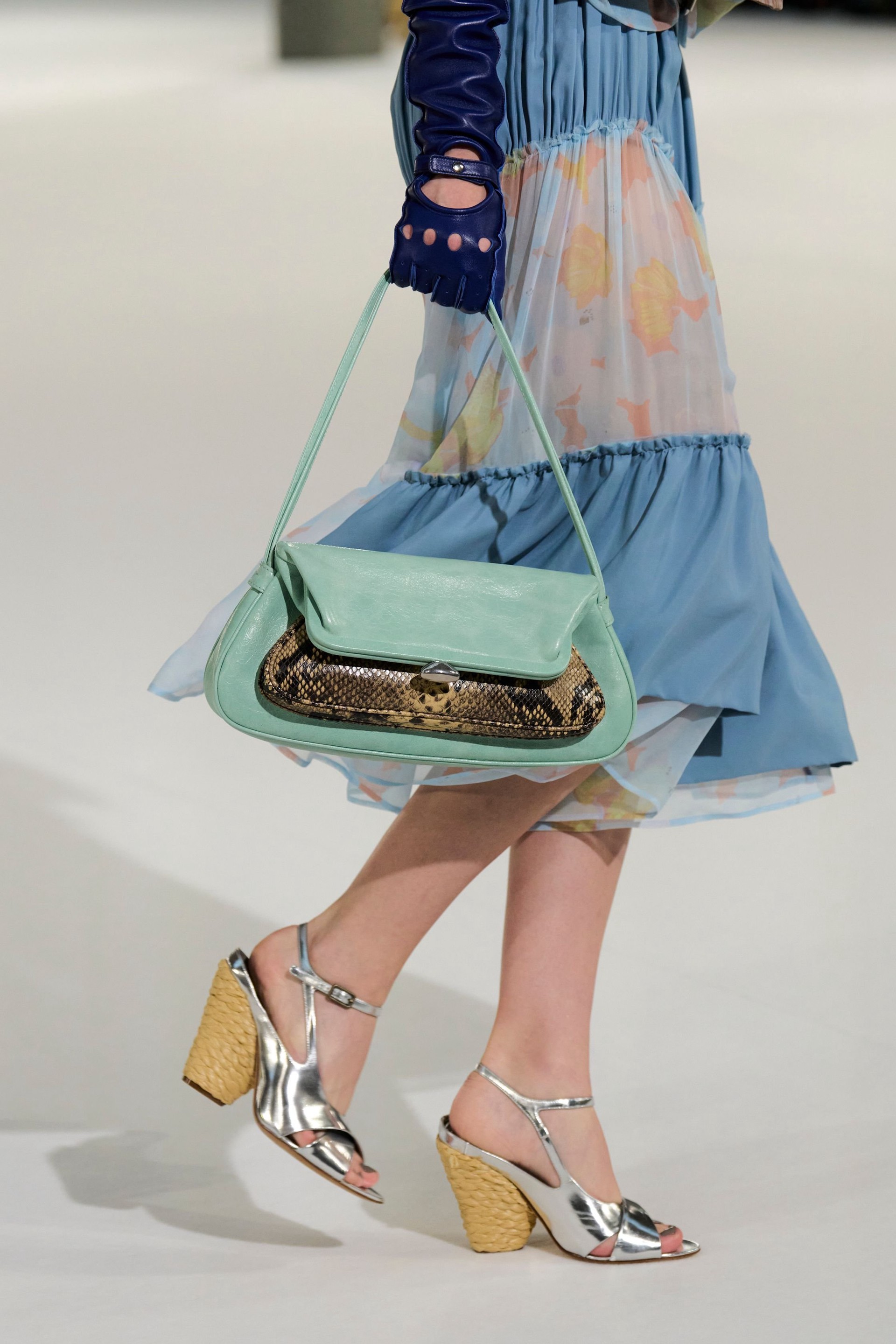 Hinh anh Dries Van Noten Xuân Hè 2027: “Nữ minh tinh” toả sáng trên đường phố 50